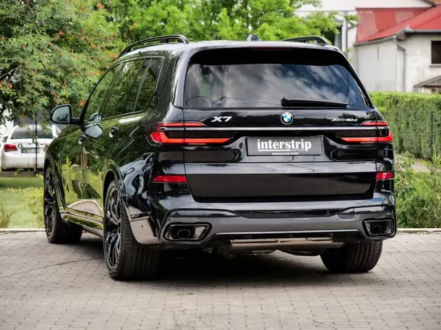 BMW X7 view 4