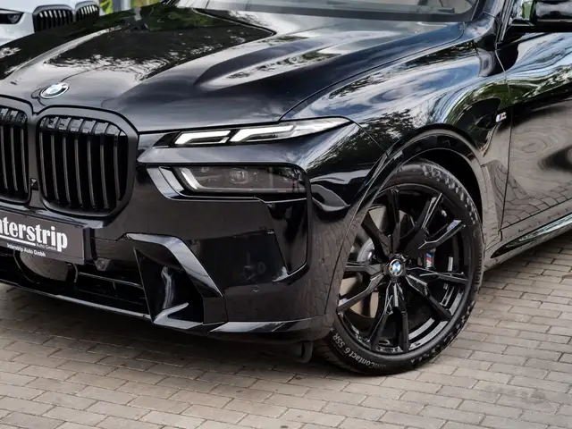 BMW X7 view 8
