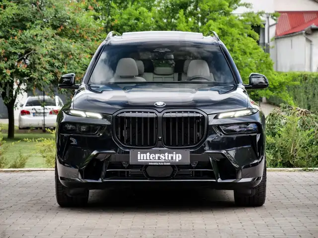 BMW X7 view 2