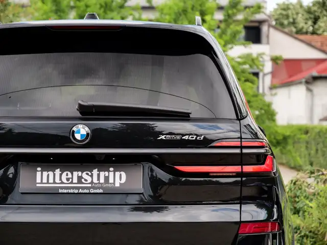 BMW X7 view 10