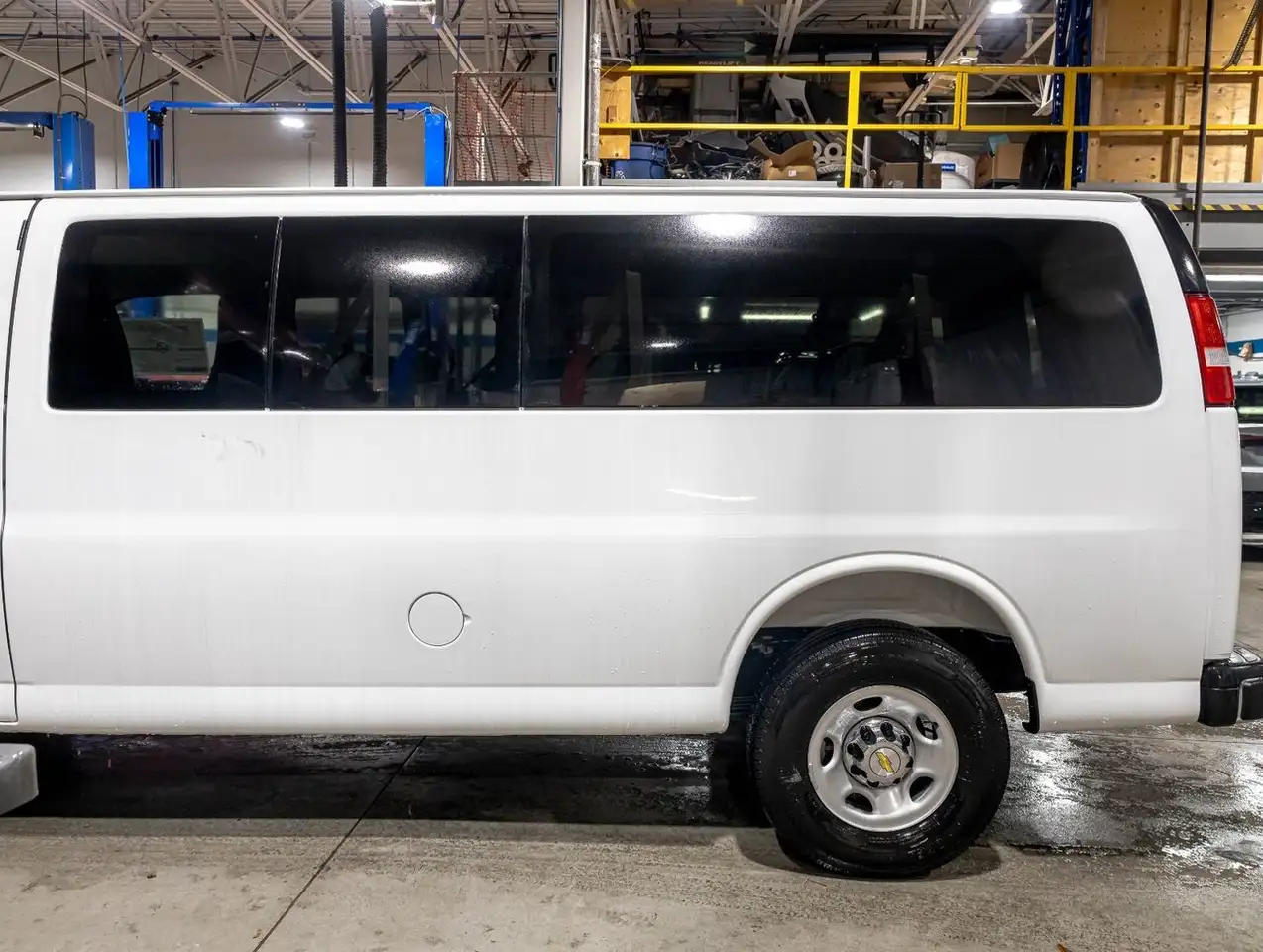 Chevrolet Express Passenger снимка Chevrolet Express Passenger