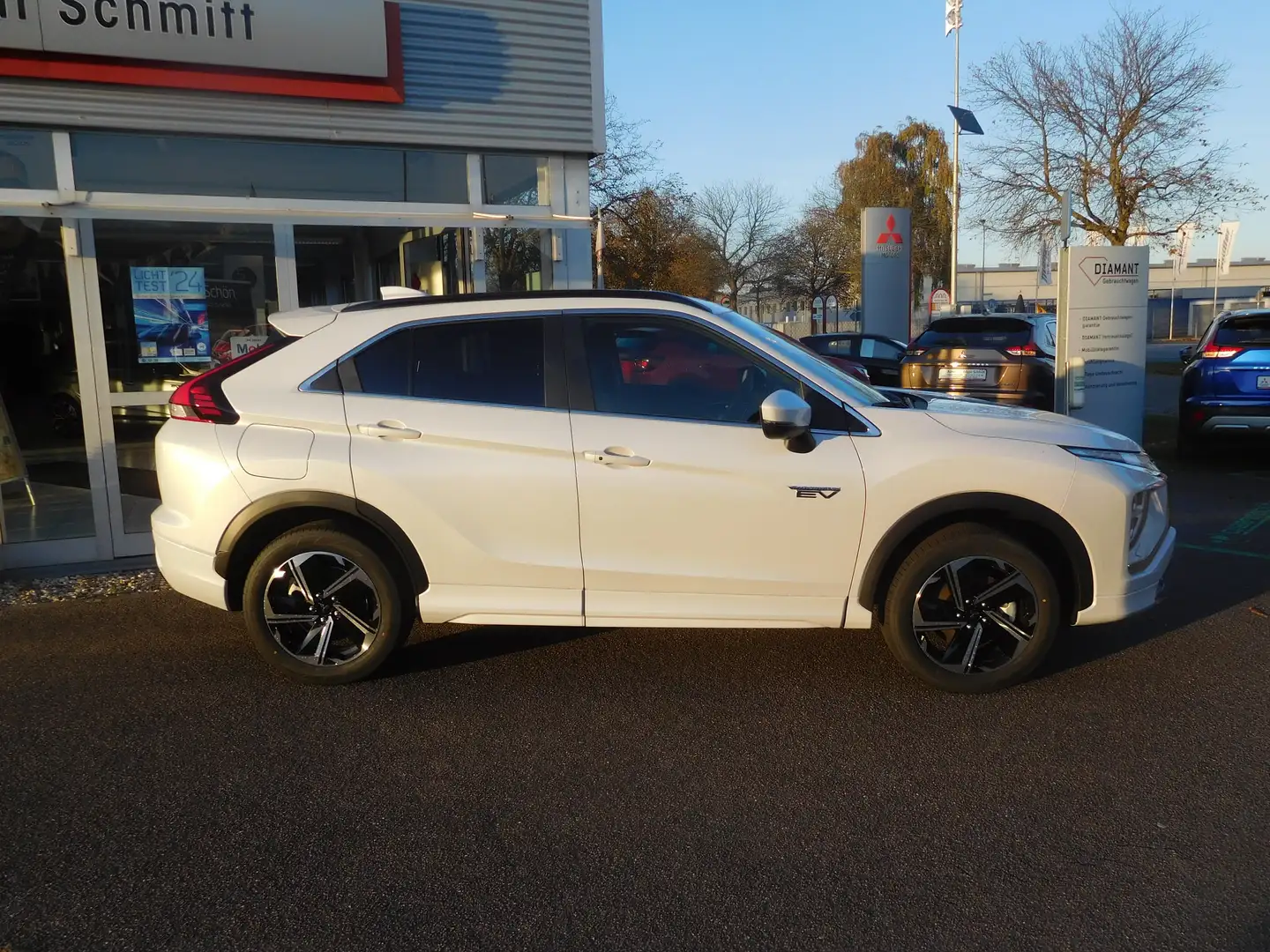 Mitsubishi Eclipse Cross Plug-In Hybrid 4WD Plus Select AHK,Standhz,Navi Weiß - 2