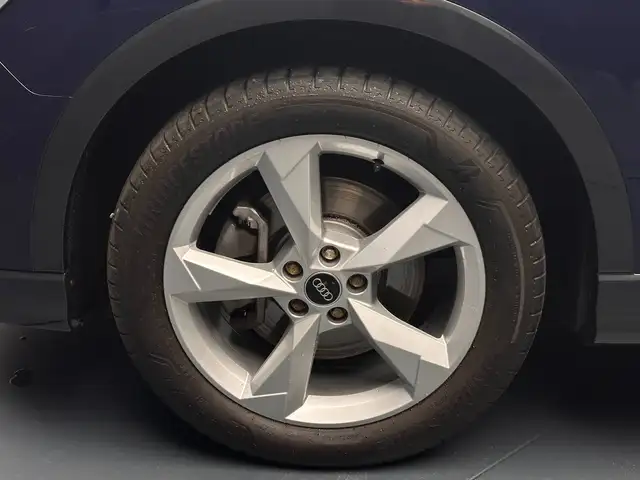 Audi Q3 view 9
