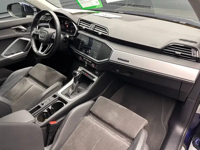 Audi Q3 view 11