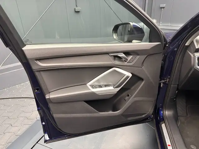 Audi Q3 view 13