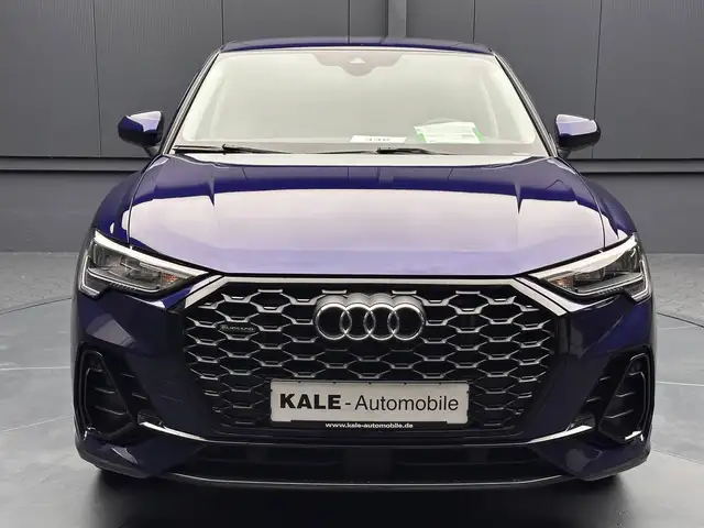 Audi Q3 view 8