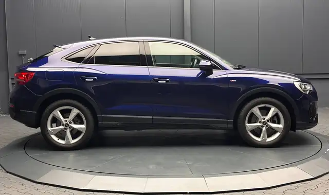 Audi Q3 view 6