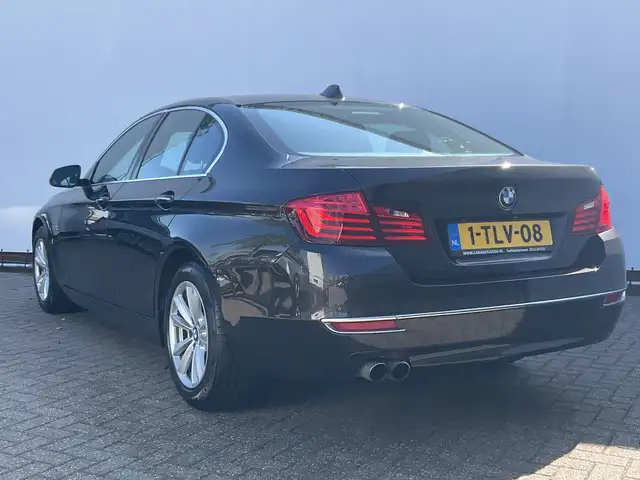BMW 5 Series view 10