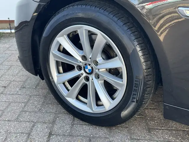 BMW 5 Series view 8