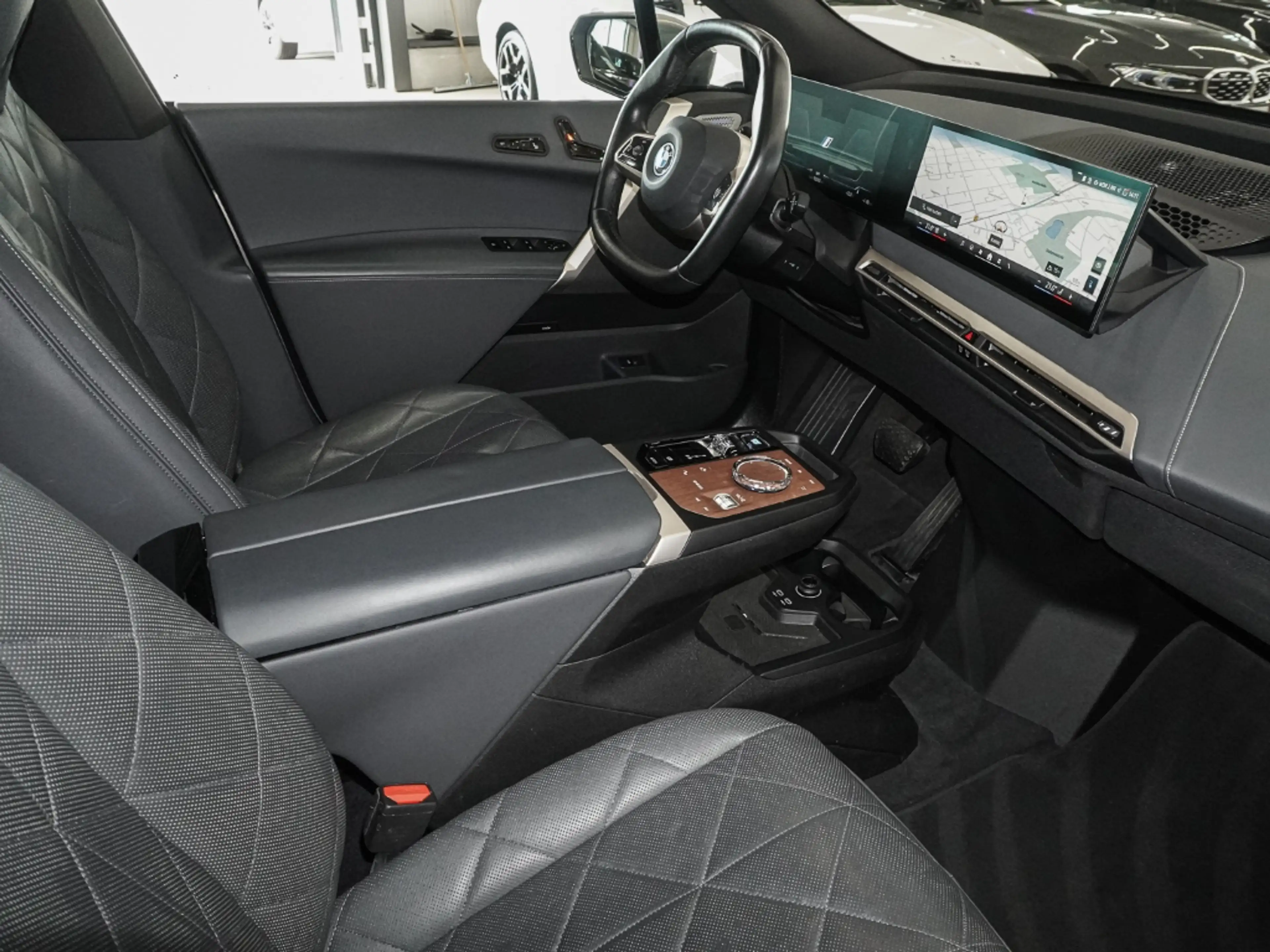 BMW iX 40 xDrive40 Laserlicht Sportpaket Digitales Cockpi — photo 8
