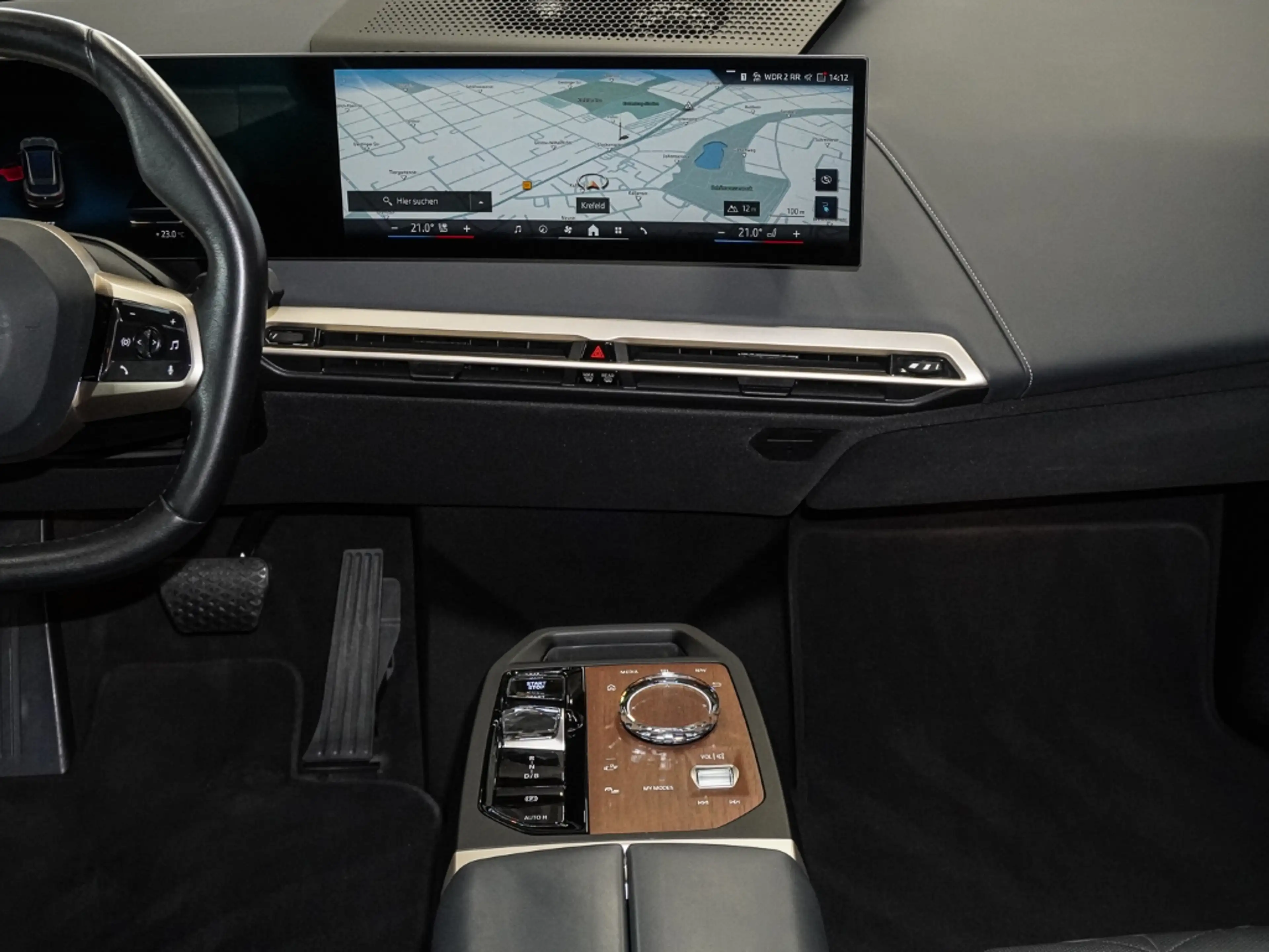 BMW iX 40 xDrive40 Laserlicht Sportpaket Digitales Cockpi — photo 12