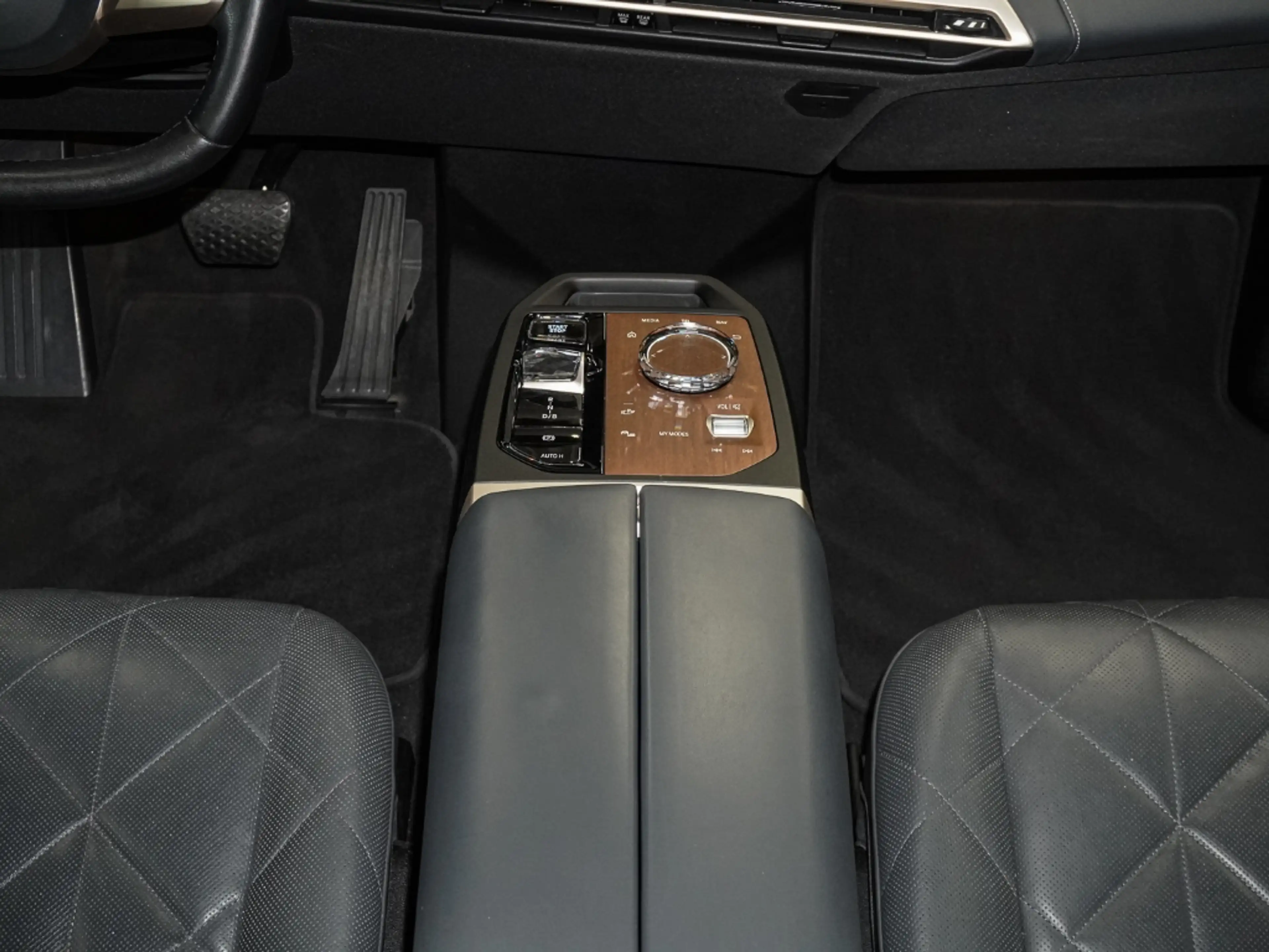 BMW iX 40 xDrive40 Laserlicht Sportpaket Digitales Cockpi — photo 13