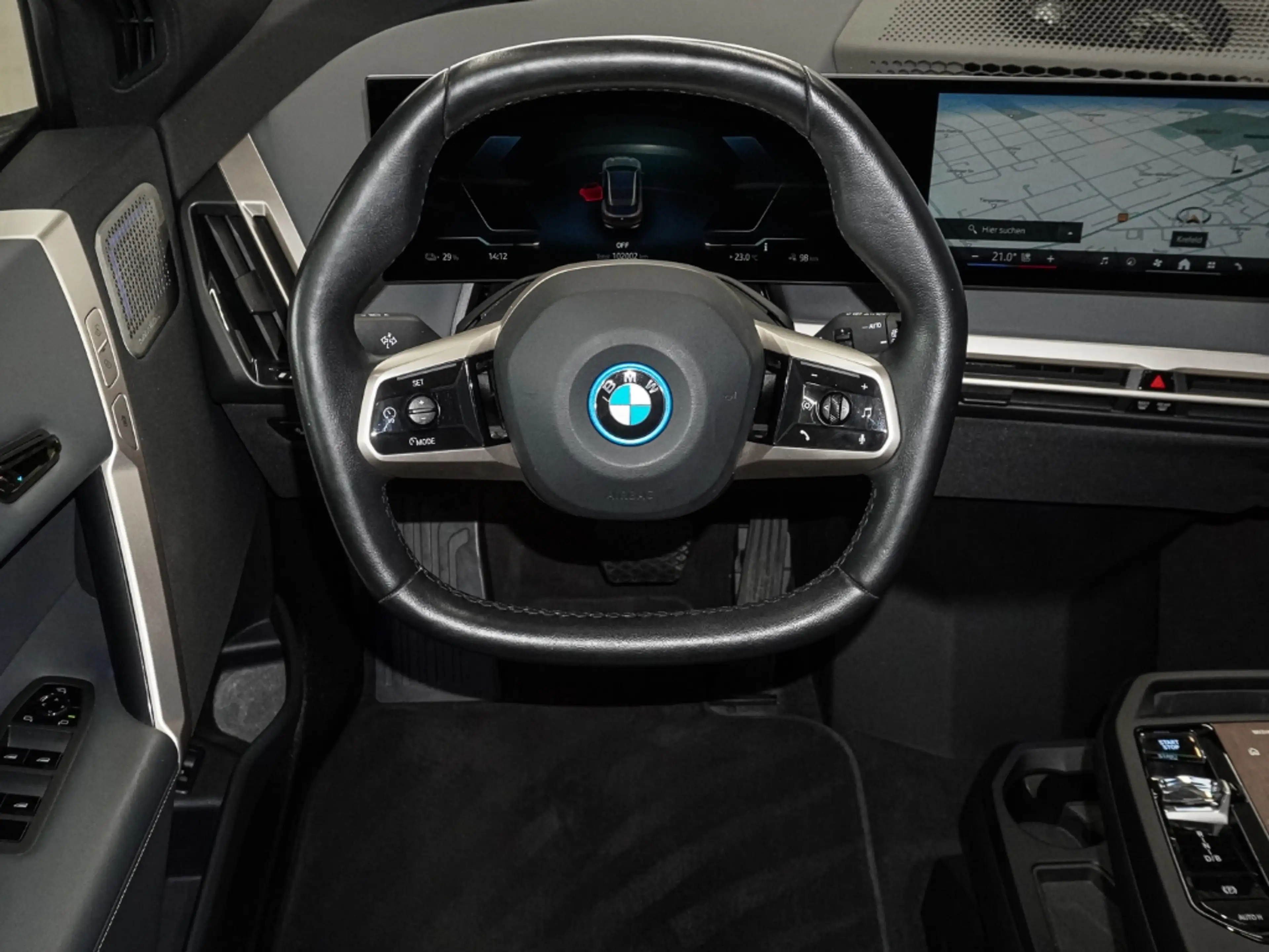 BMW iX 40 xDrive40 Laserlicht Sportpaket Digitales Cockpi — photo 11