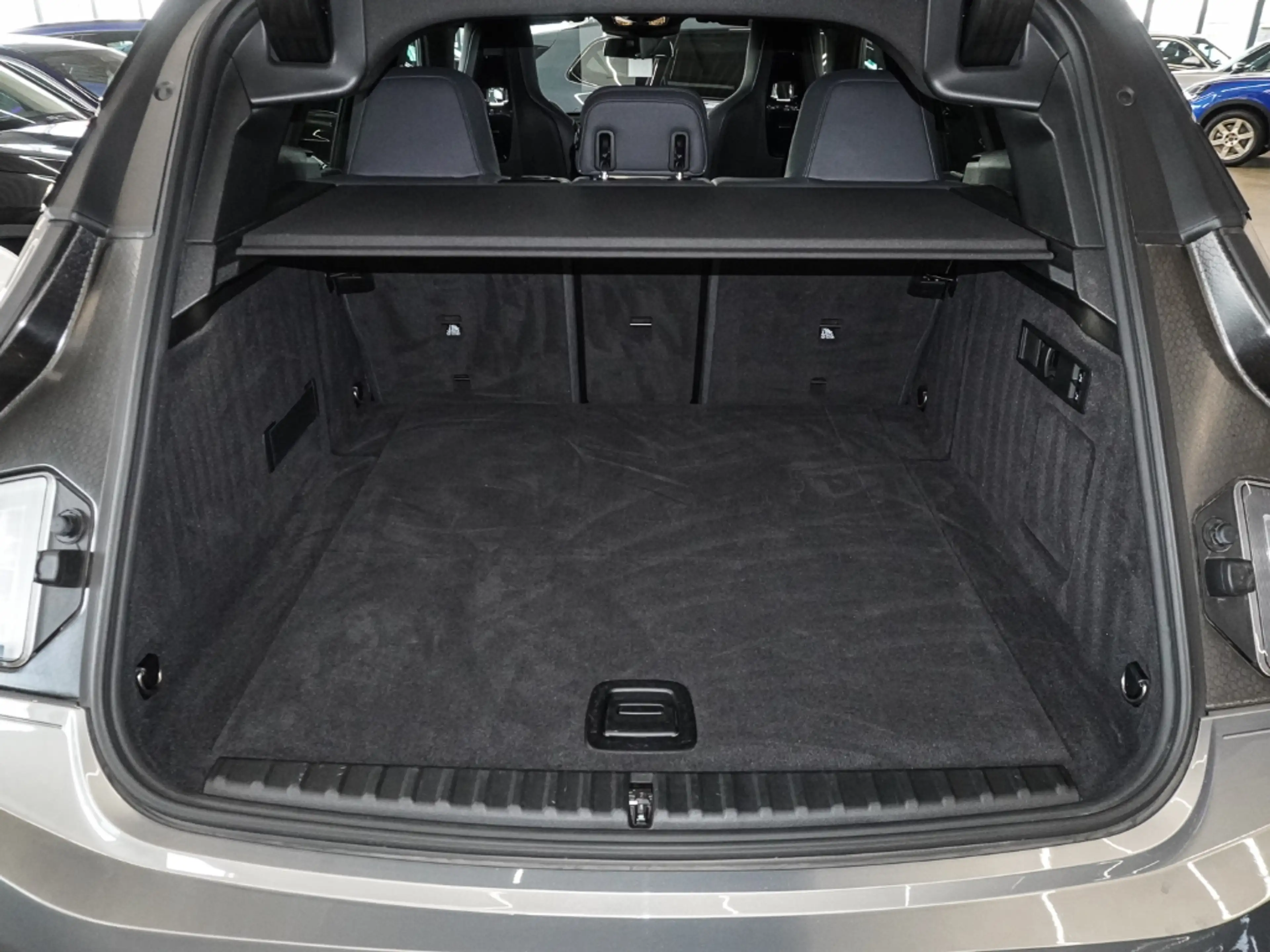 BMW iX 40 xDrive40 Laserlicht Sportpaket Digitales Cockpi — photo 17
