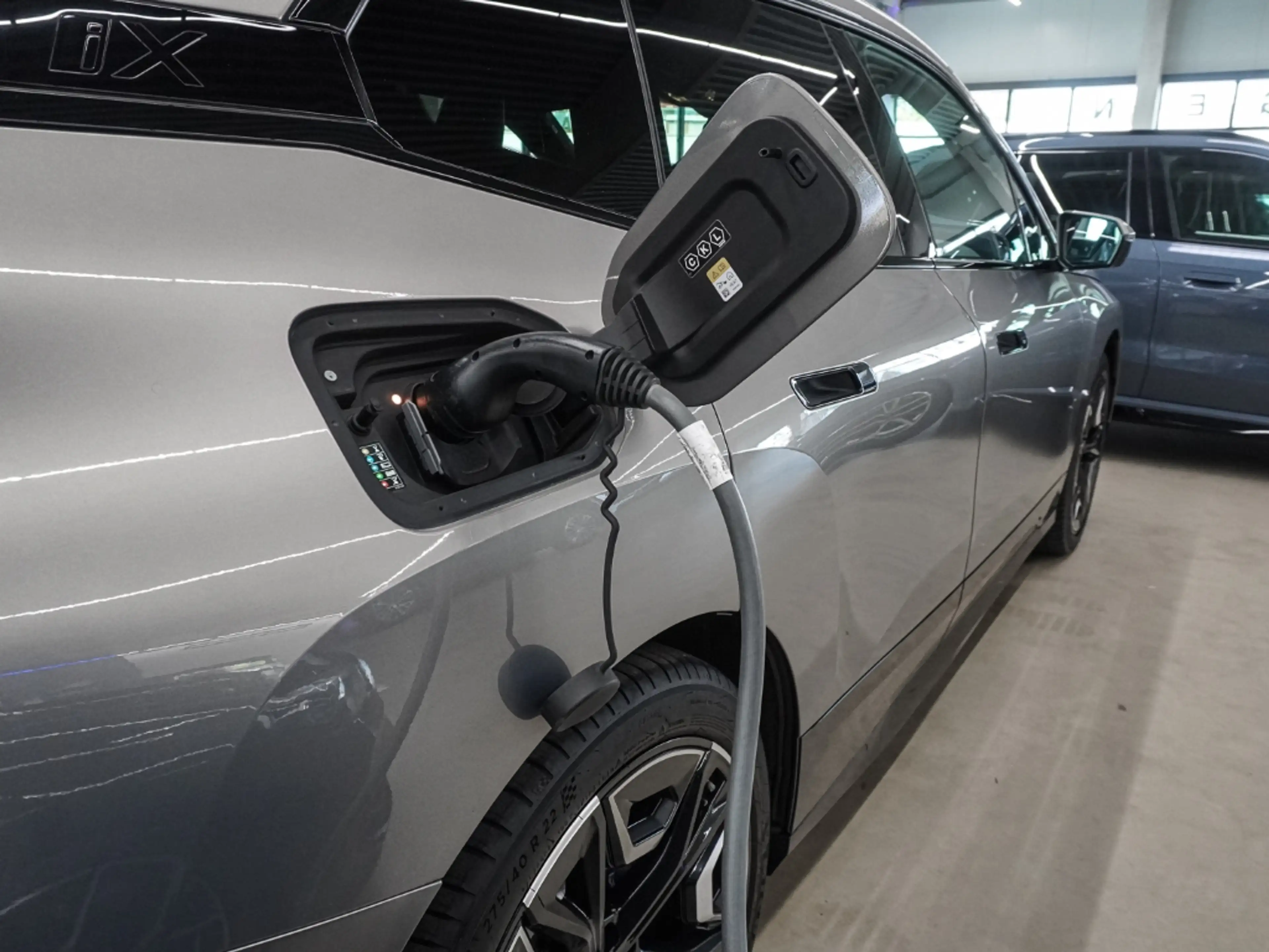 BMW iX 40 xDrive40 Laserlicht Sportpaket Digitales Cockpi — photo 18