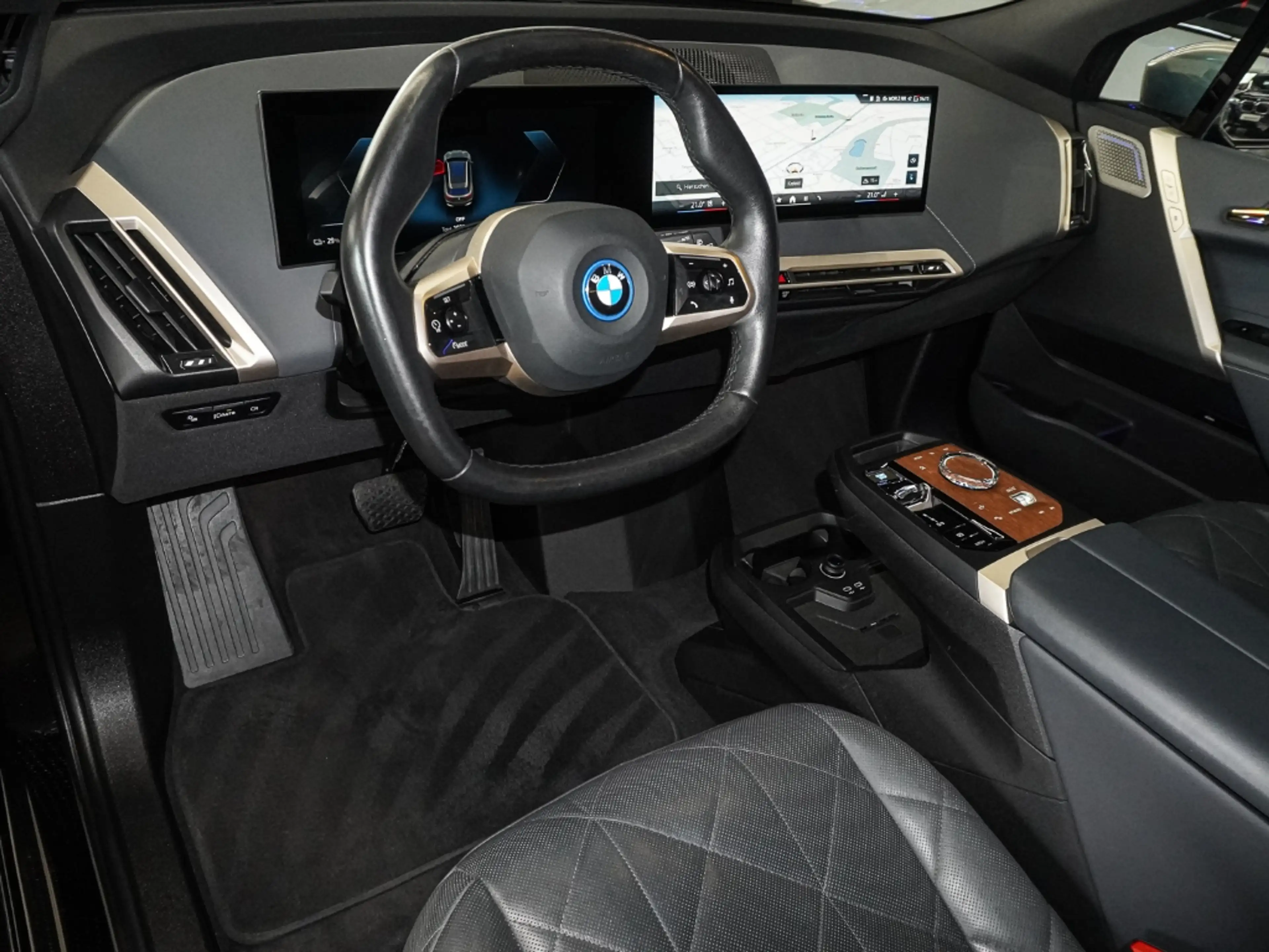 BMW iX 40 xDrive40 Laserlicht Sportpaket Digitales Cockpi — photo 9
