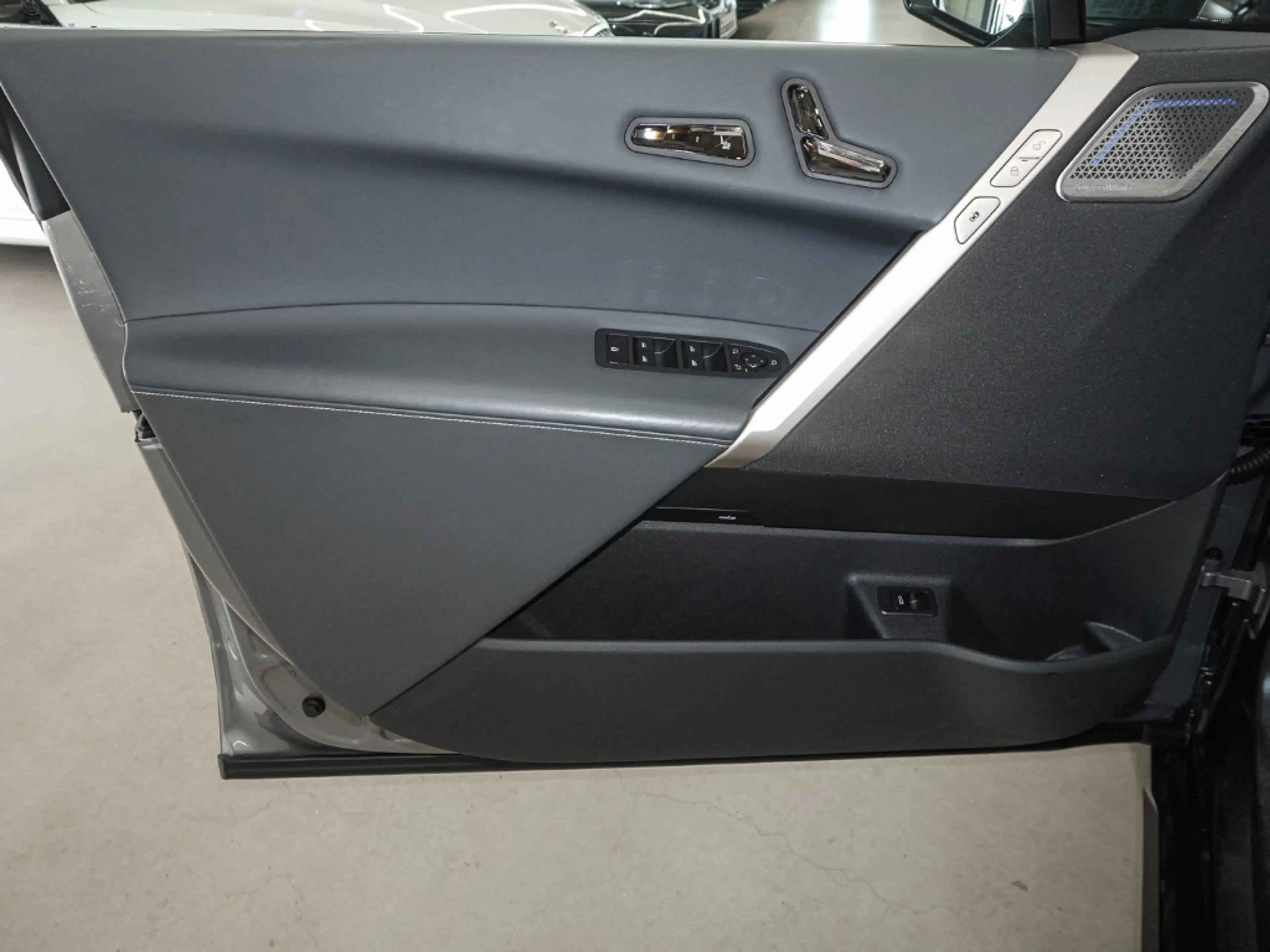 BMW iX 40 xDrive40 Laserlicht Sportpaket Digitales Cockpi — photo 15