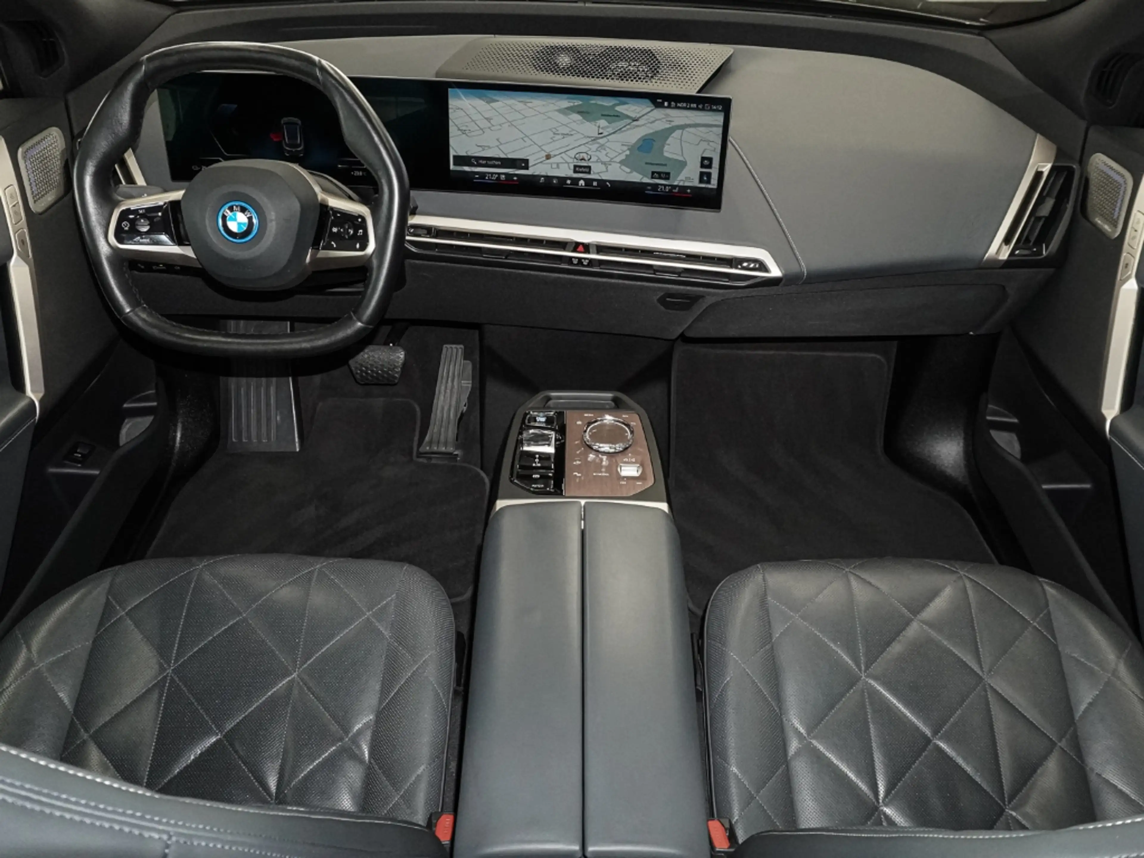 BMW iX 40 xDrive40 Laserlicht Sportpaket Digitales Cockpi — photo 10