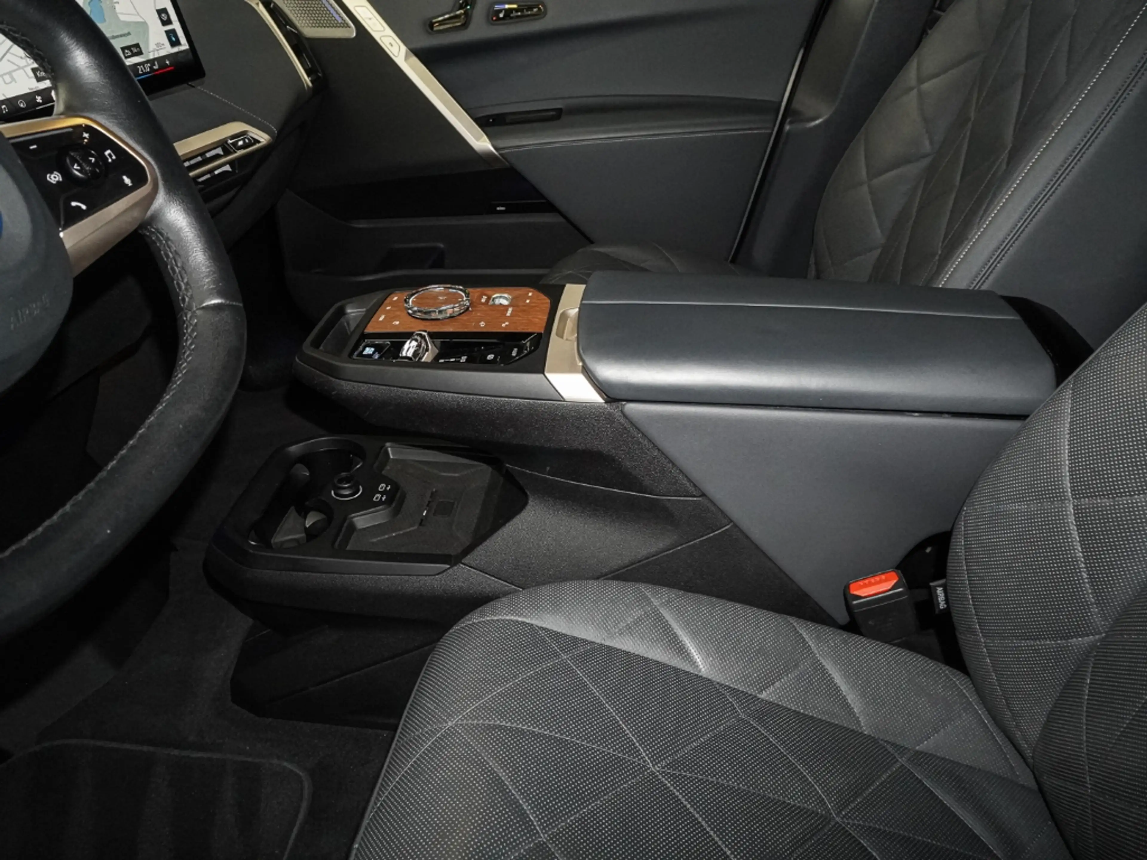 BMW iX 40 xDrive40 Laserlicht Sportpaket Digitales Cockpi — photo 14