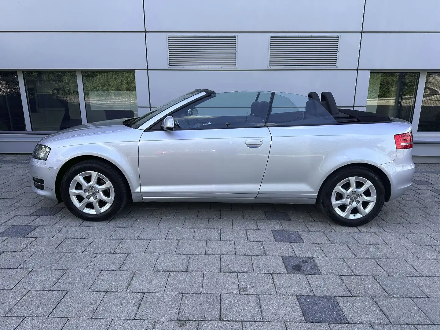 Audi A3 1.2 TFSI Cabriolet Attraction Silber - 2