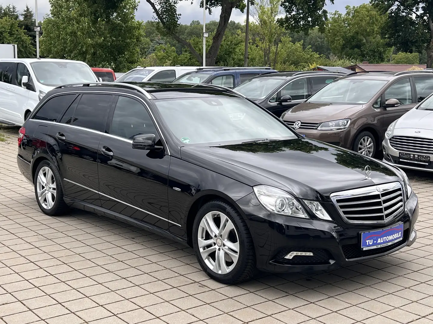 Mercedes-Benz E 250 E 250 T CGI Avantgarde Aut. NAVI-PANO-AHK-XENON Negru - 1