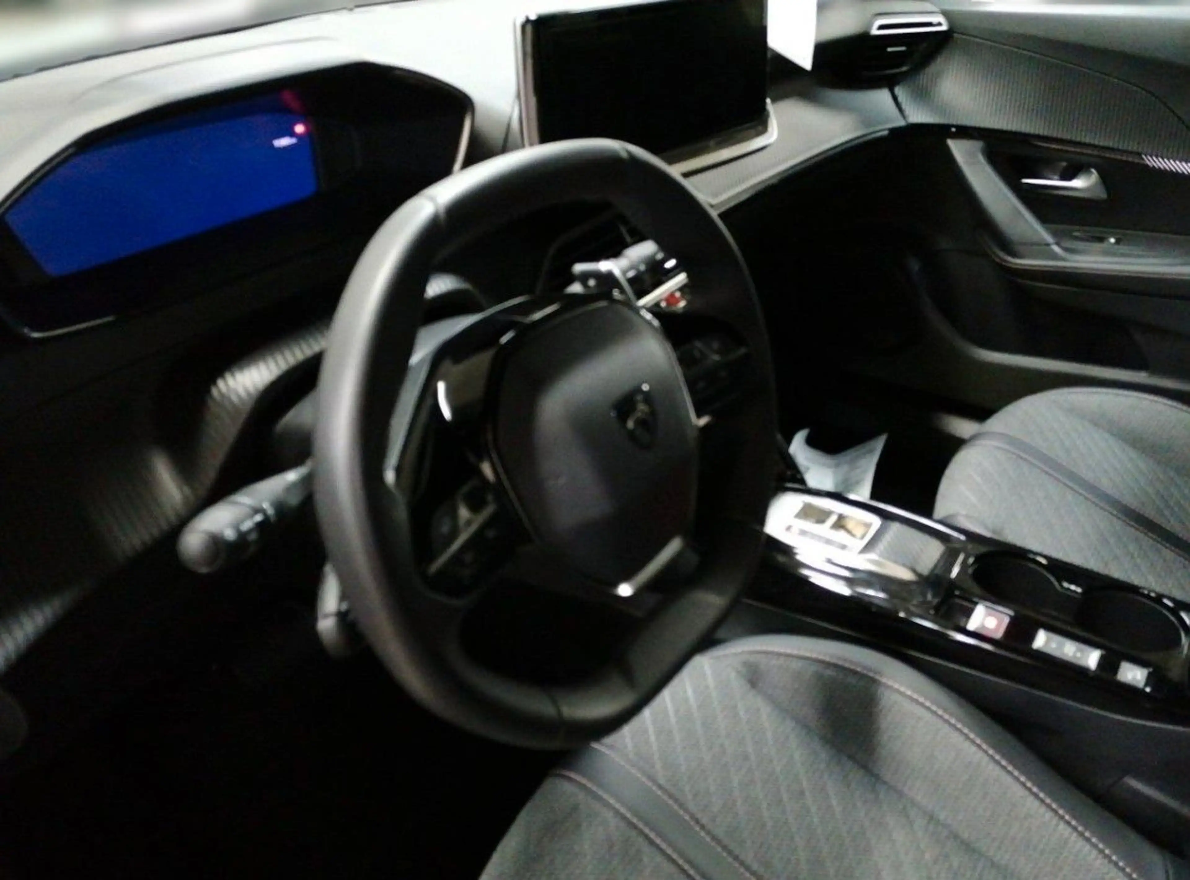 Peugeot 2008 Hybrid 145 e-DSC6 ALLURE *1.HAND* — photo 4