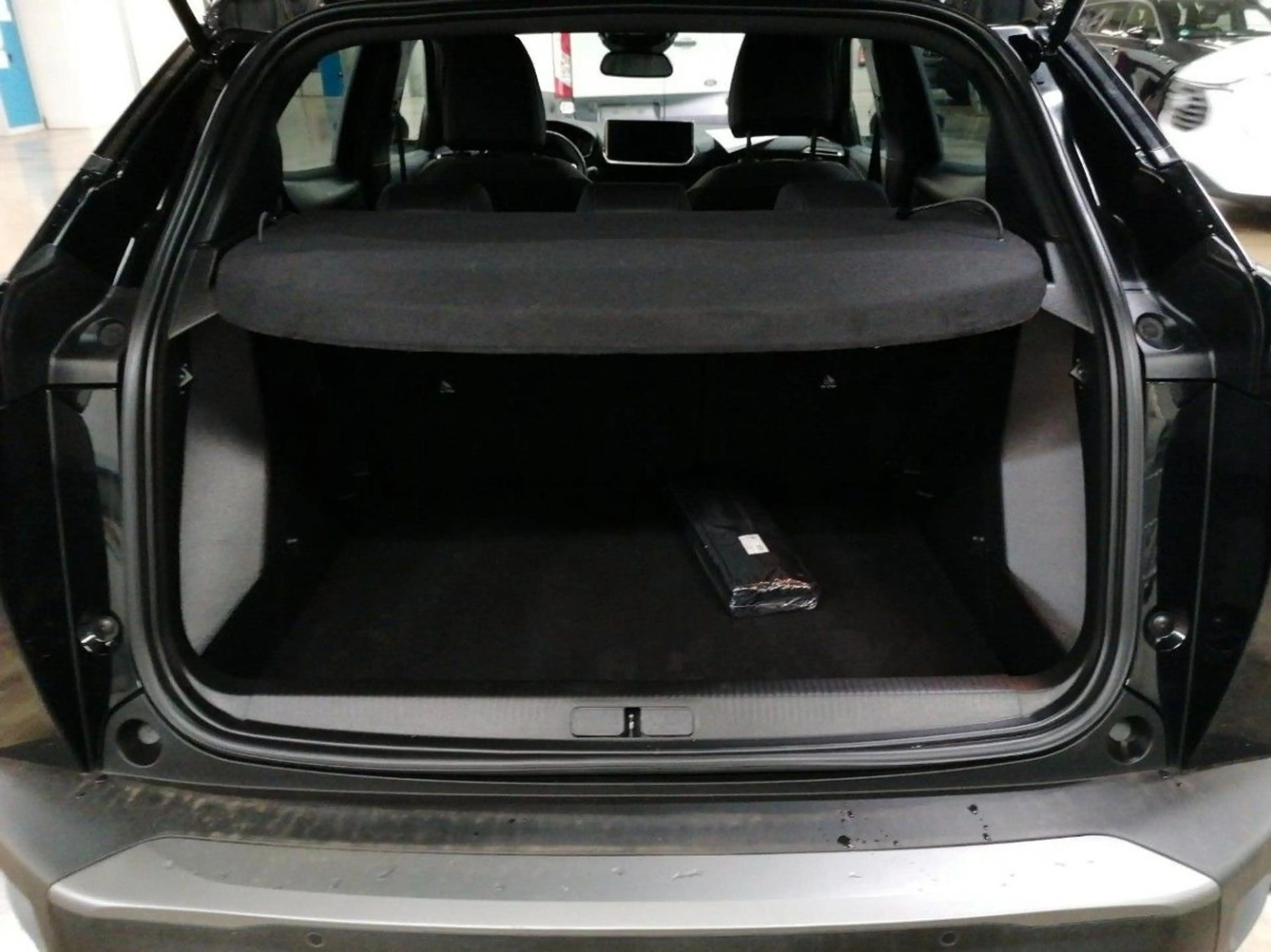 Peugeot 2008 Hybrid 145 e-DSC6 ALLURE *1.HAND* — photo 5