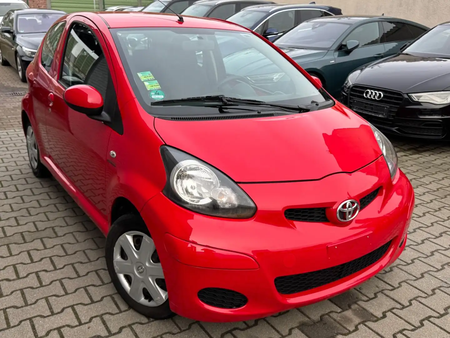 Toyota Aygo 1,0 AYGO Cool 1.HAND 46.000 km KLIMA AHK Червоний - 2