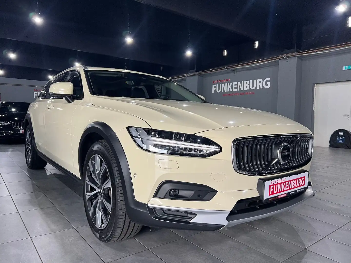 Volvo V90 Cross Country AWD ACC/360°/HUD/B&W/PANO/STHZ Noir - 1