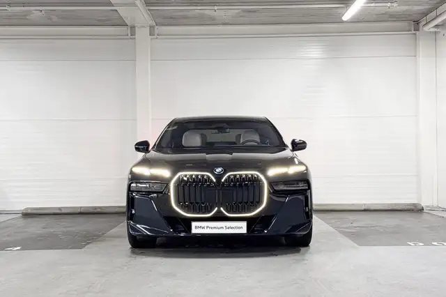 BMW I7 view 6