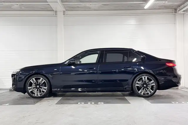 BMW I7 view 2