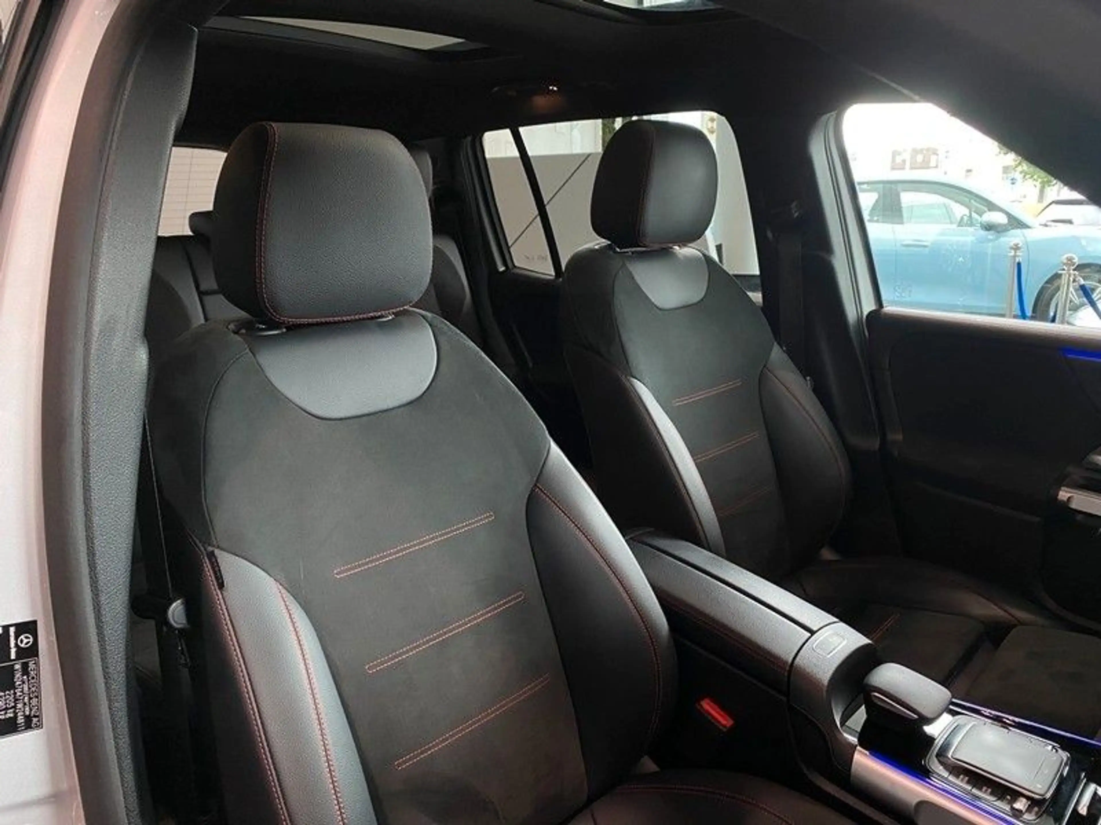 Mercedes-Benz GLB 250 4M AMG-Line Night-P. Pano DISTRONIC AHK — photo 17