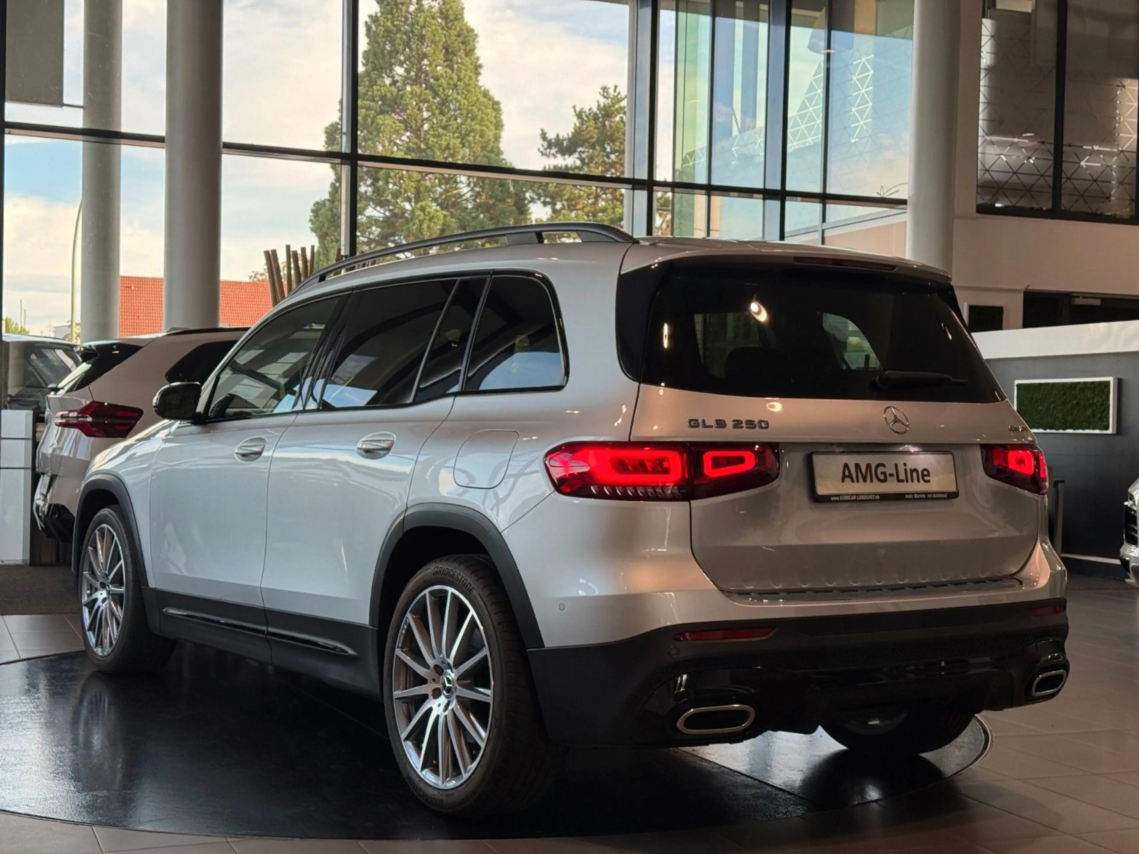 Mercedes-Benz GLB 250 4M AMG-Line Night-P. Pano DISTRONIC AHK — photo 2