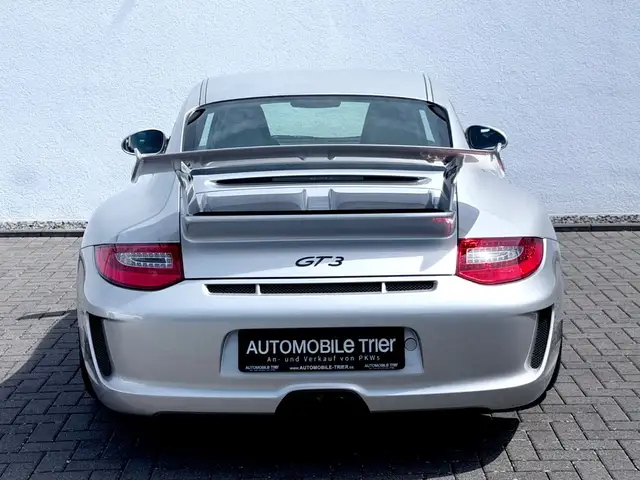 Porsche 911 view 6