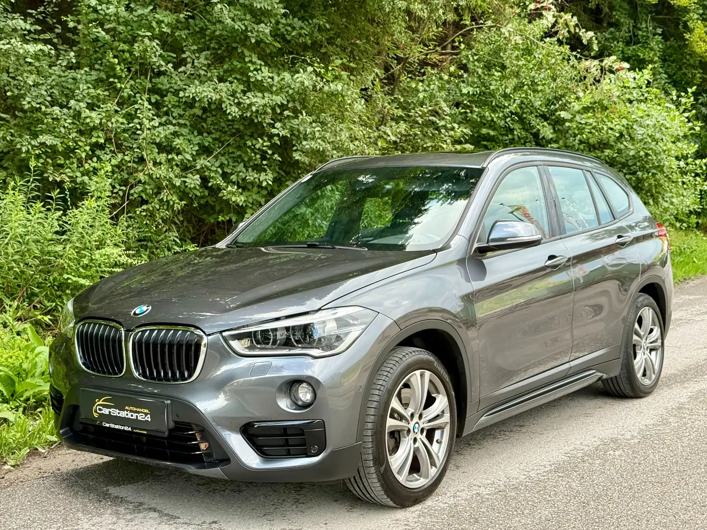 BMW X1 xDrive 20 d Sport Line*PANO*ALLRAD*LEDER*HARMAN* Gris - 1