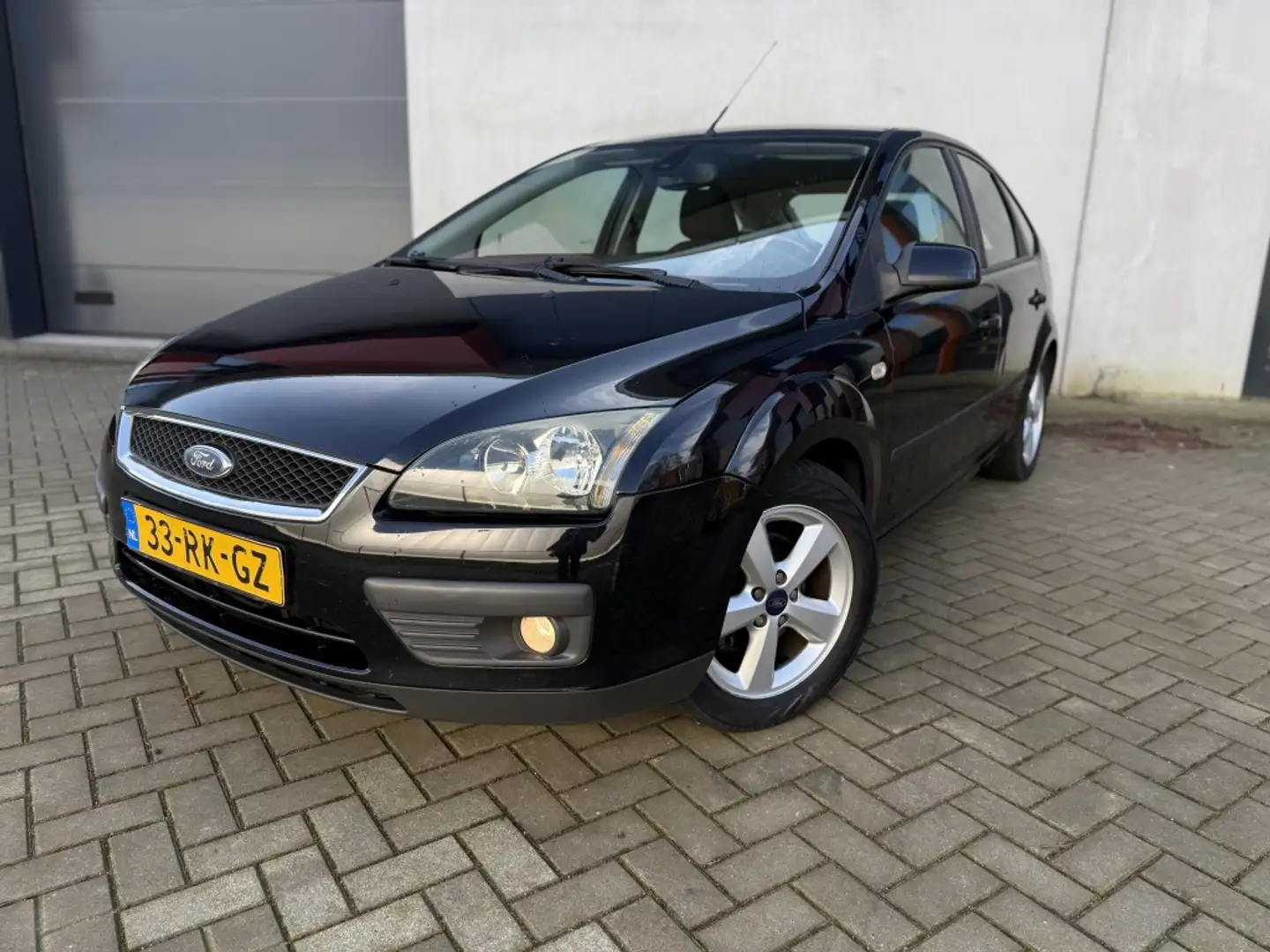 Ford Focus 1.6 16V Airco Elek. R Cruise Zwart - 2