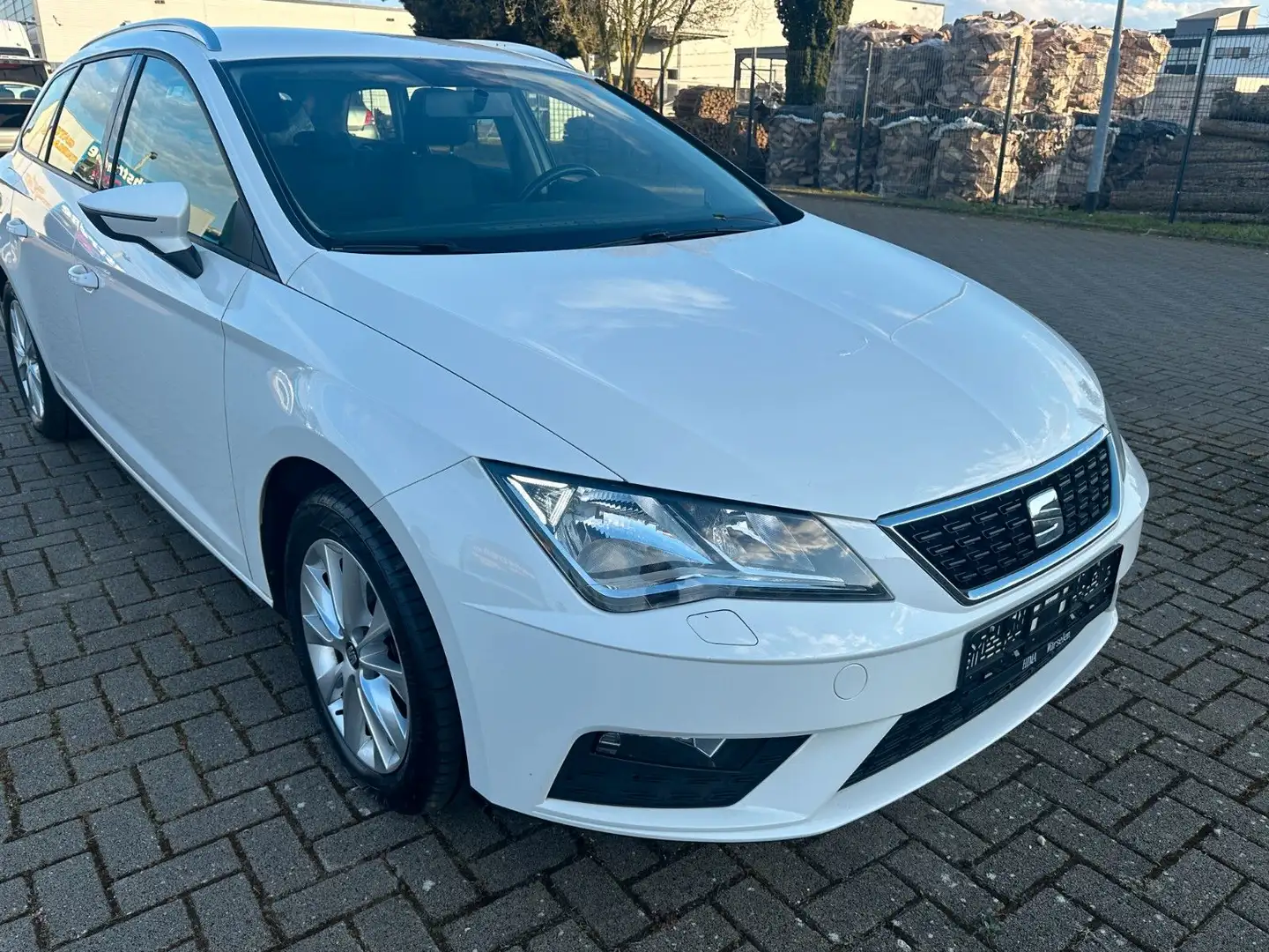 SEAT Leon ST Style * Zahnriemen und WP neu* NAVI *AHK Weiß - 1