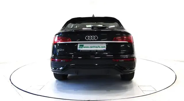 Audi Q5 view 4