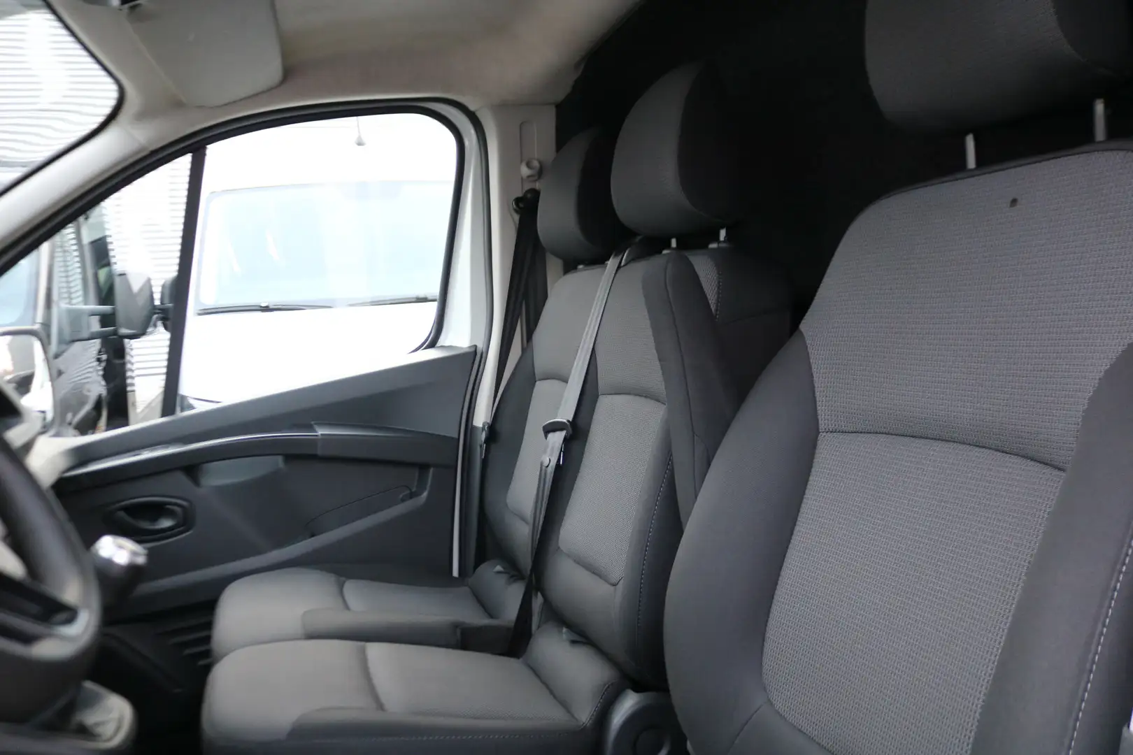 Renault Trafic 2.0 dCi 150pk L2 H1 Work Edition Blanco - 2