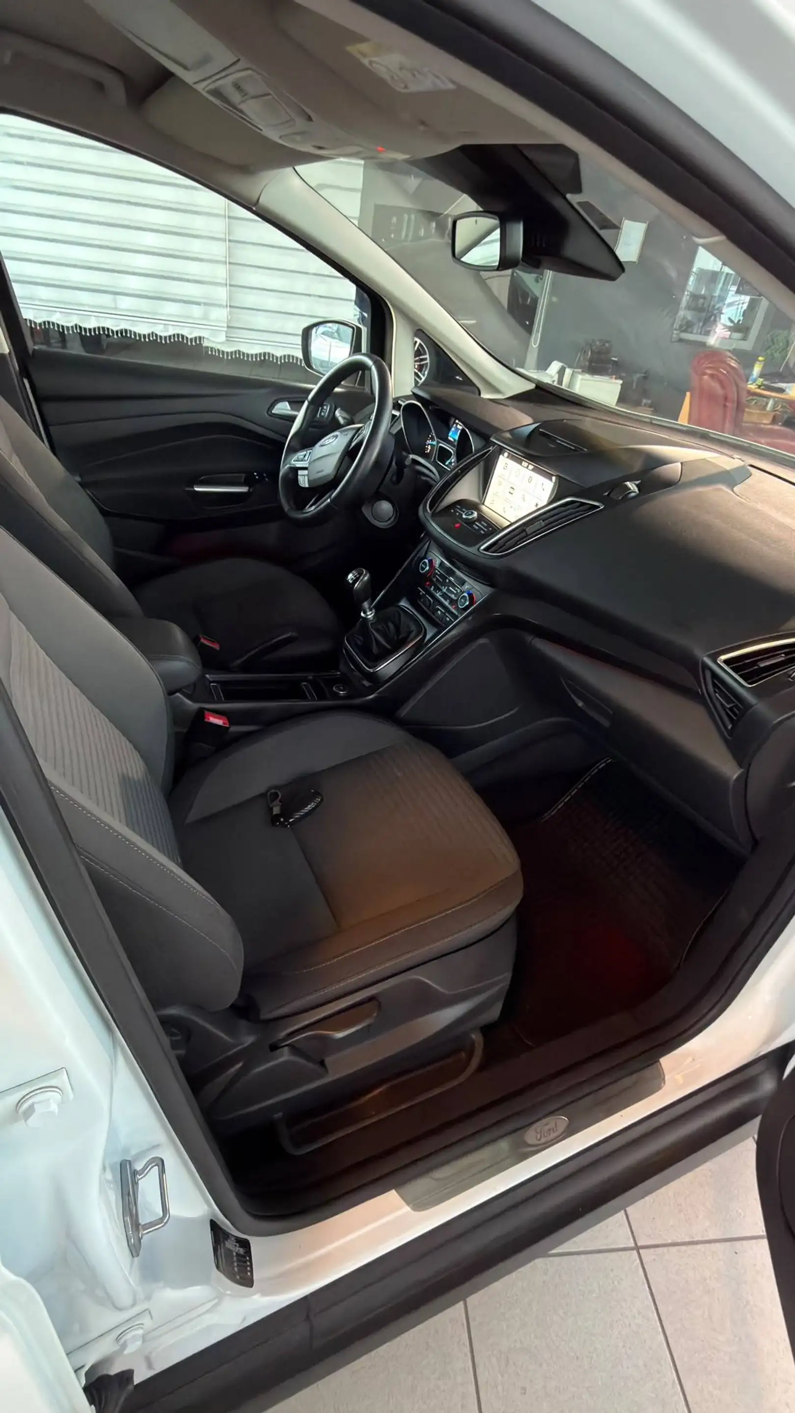 Ford C-Max Titanium — photo 12