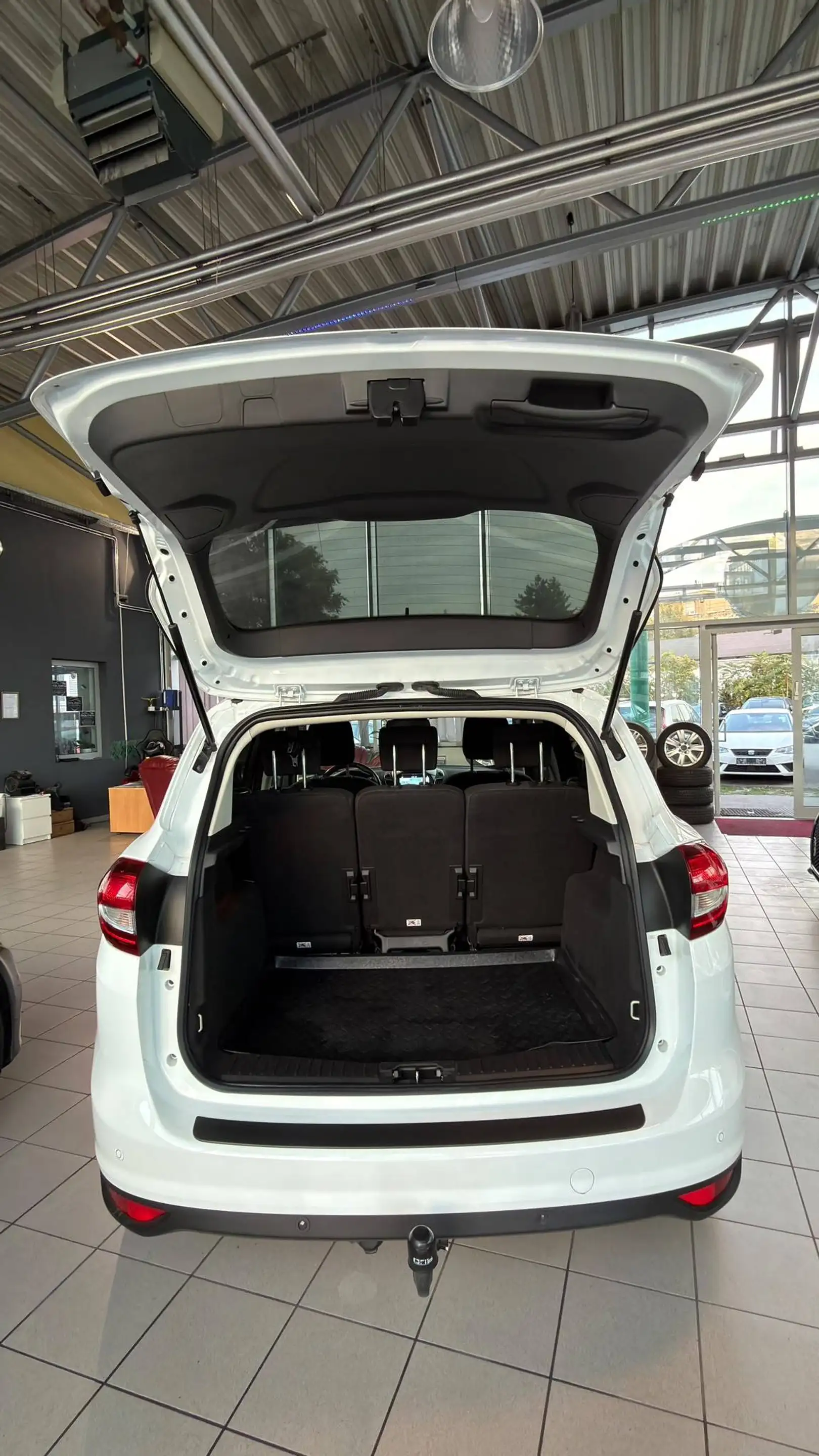 Ford C-Max Titanium — photo 10