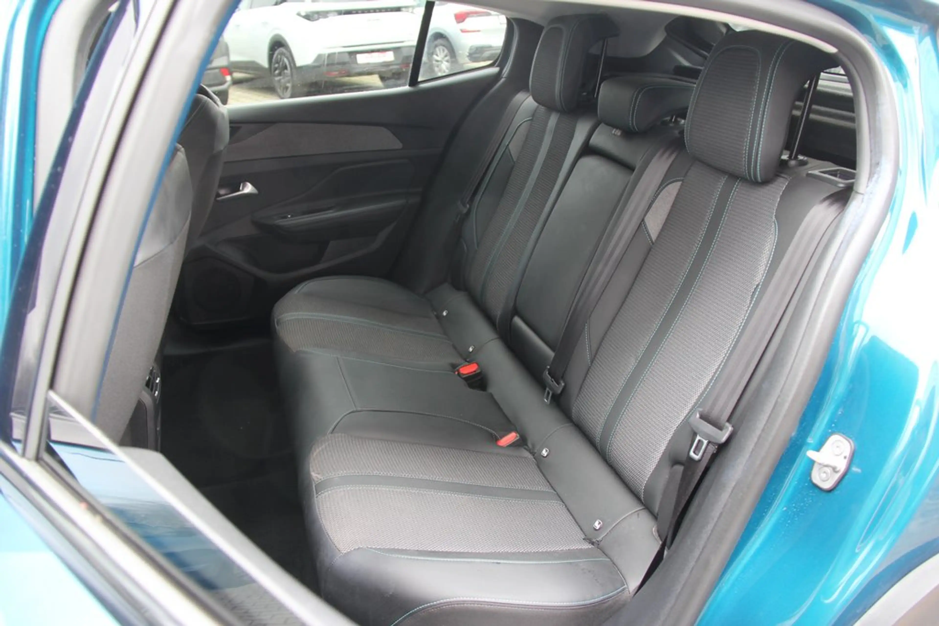 Peugeot 408 PHEV ALLURE LED AdapTemp CAM 19Z CAM — photo 10