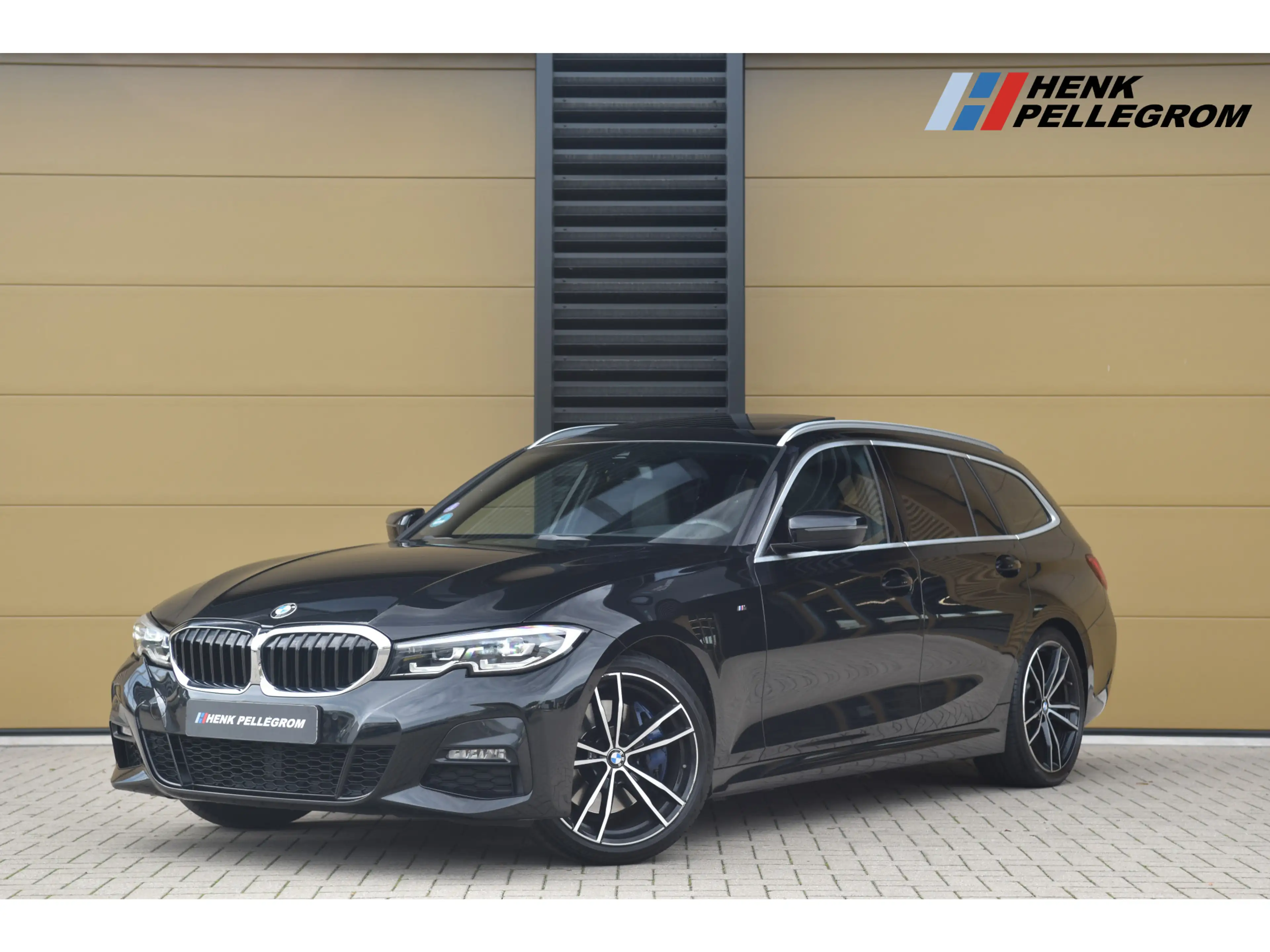 BMW 330 3-serie Touring 330i High Exe * M-Sport * Panorama