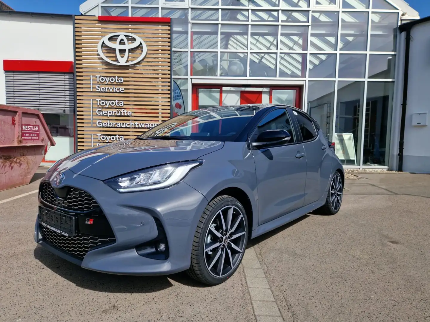Toyota Yaris 1.5 HSD 130PS GR SPORT JBL Sound Safety Grau - 1