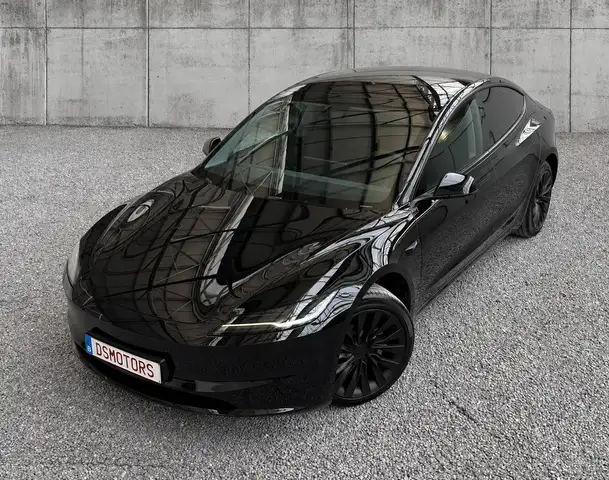 Tesla Model 3 RWD | Premium versie | Getinte ruiten | LFP | HW4 | Triple Black | GERESERVEERD