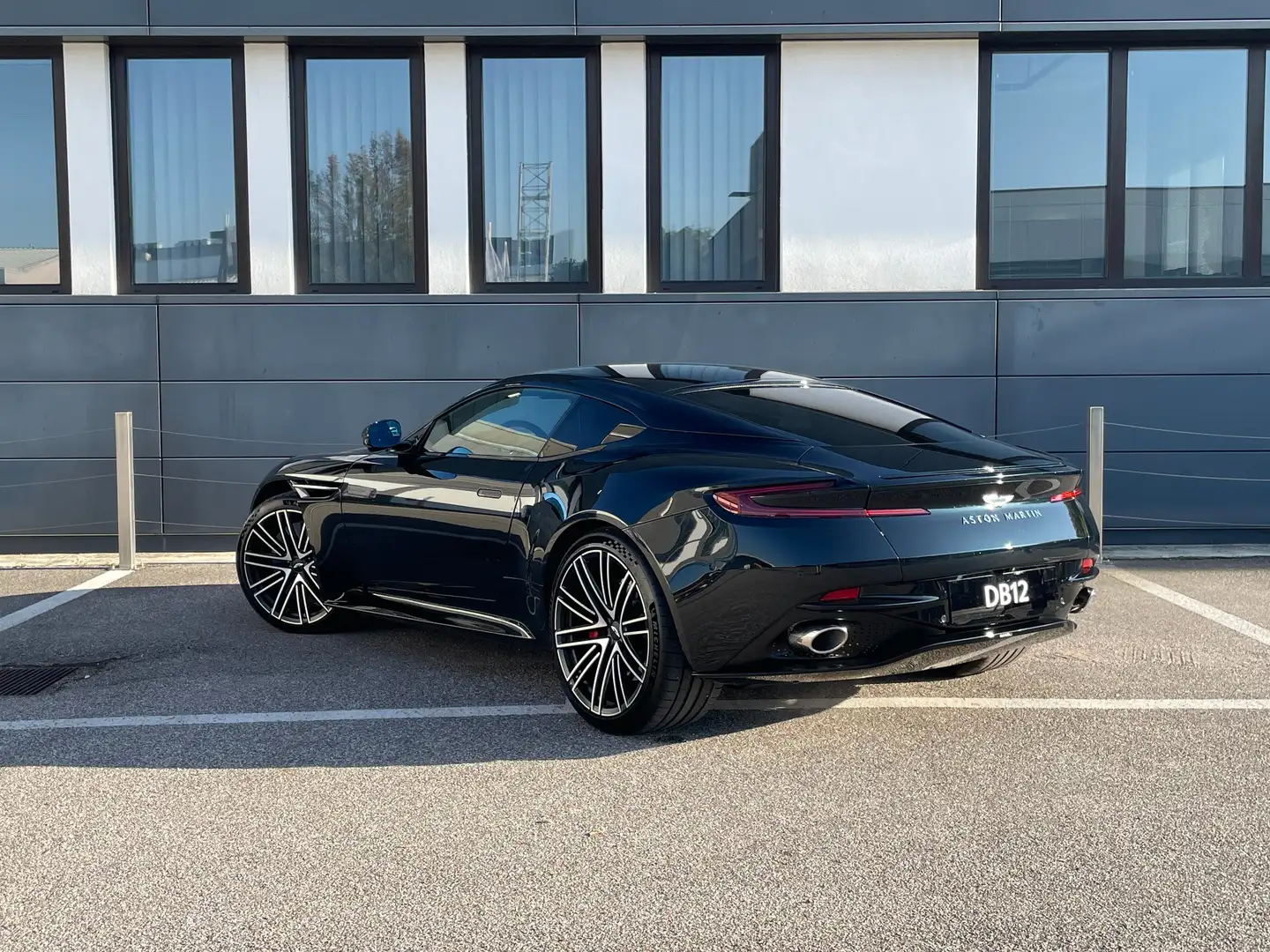 Aston Martin DB12 Coupe 4.0 V8 Auto Černá - 2