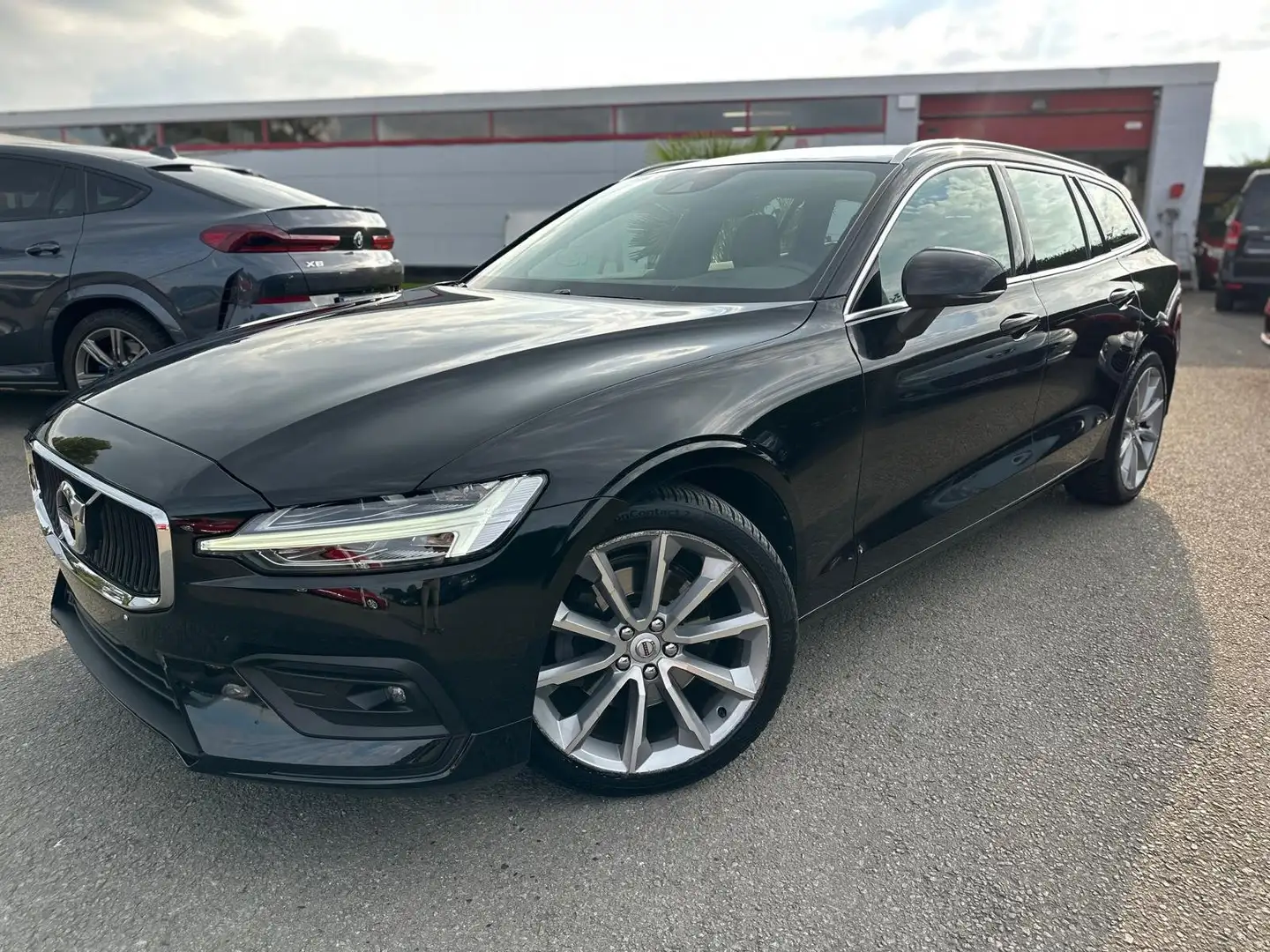 Volvo V60 V60 2.0 B3 MHEV Momentum Pro Geartronic Zwart - 1