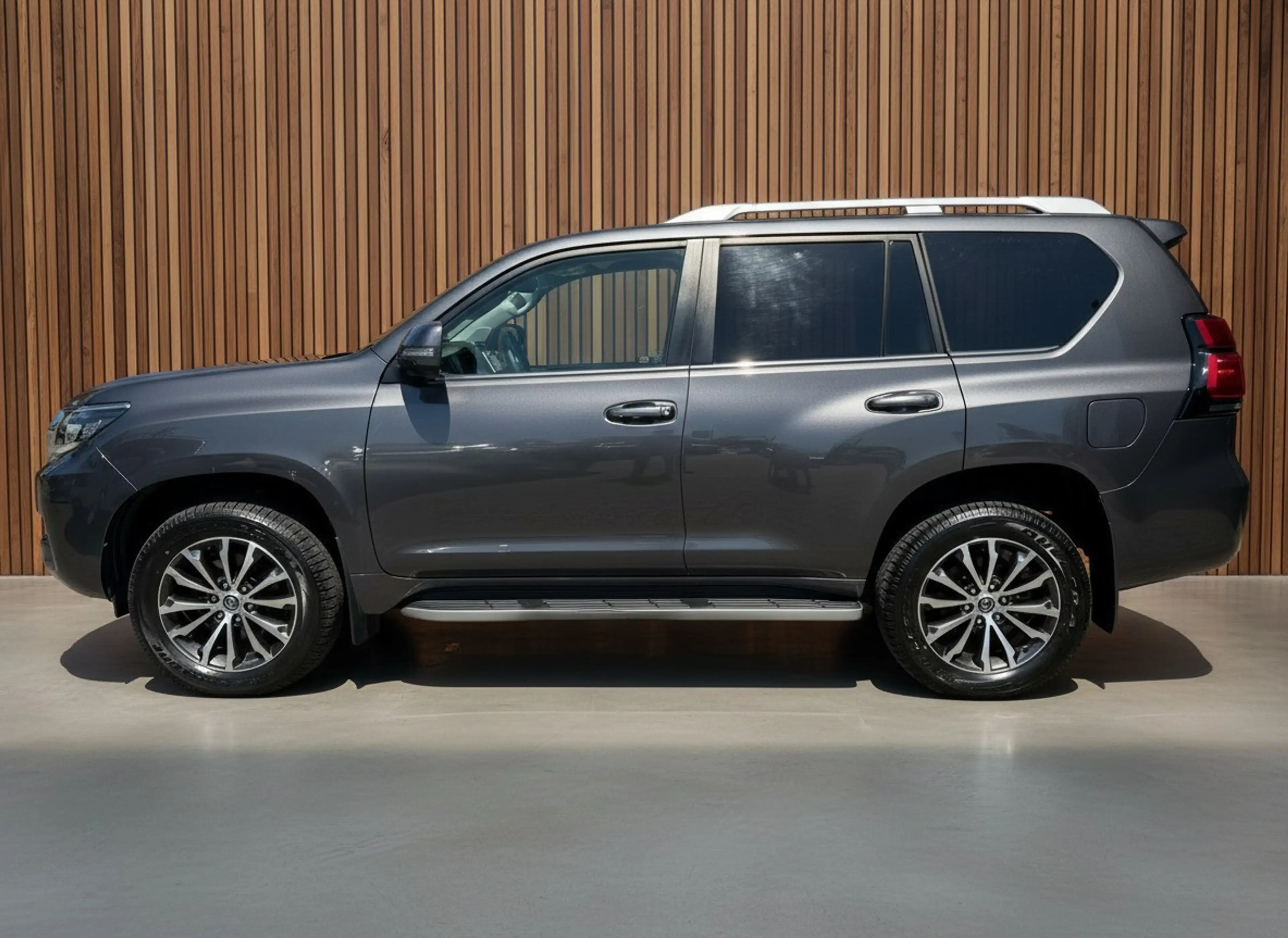 Toyota Land Cruiser 150 2.8 D-4D-F Executive Window Van — photo 4