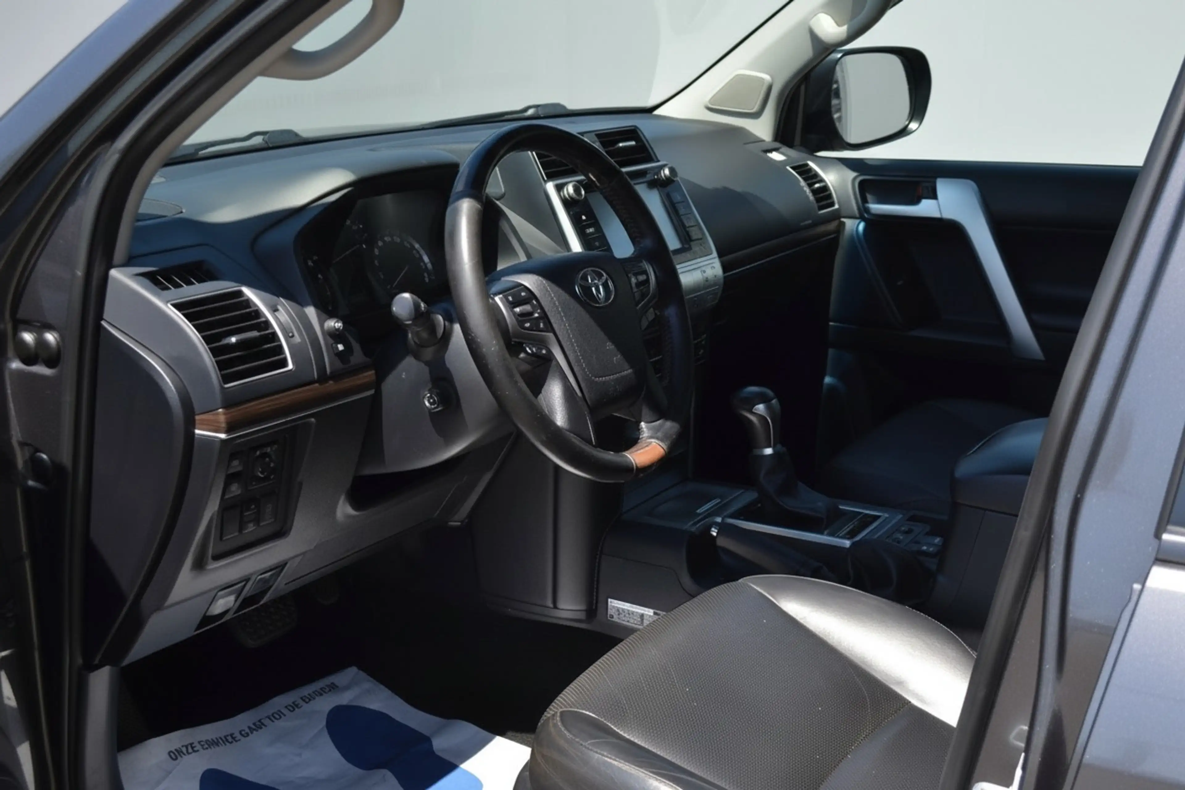 Toyota Land Cruiser 150 2.8 D-4D-F Executive Window Van — photo 10
