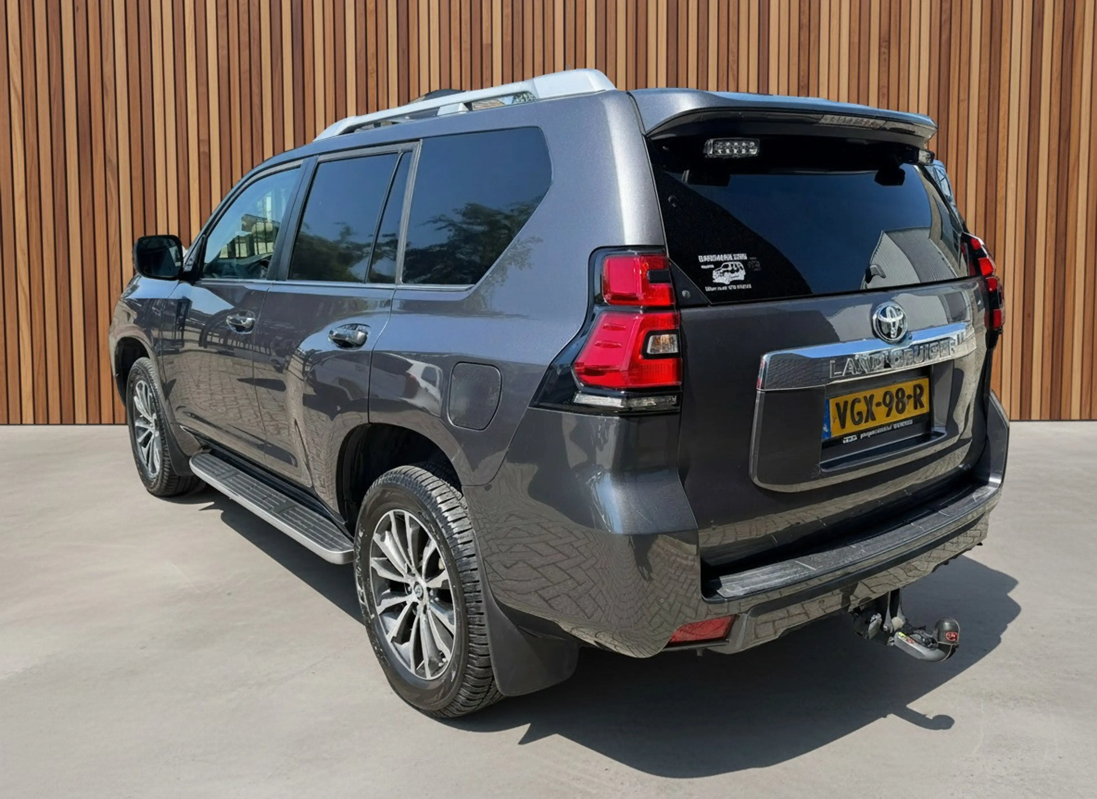 Toyota Land Cruiser 150 2.8 D-4D-F Executive Window Van — photo 5